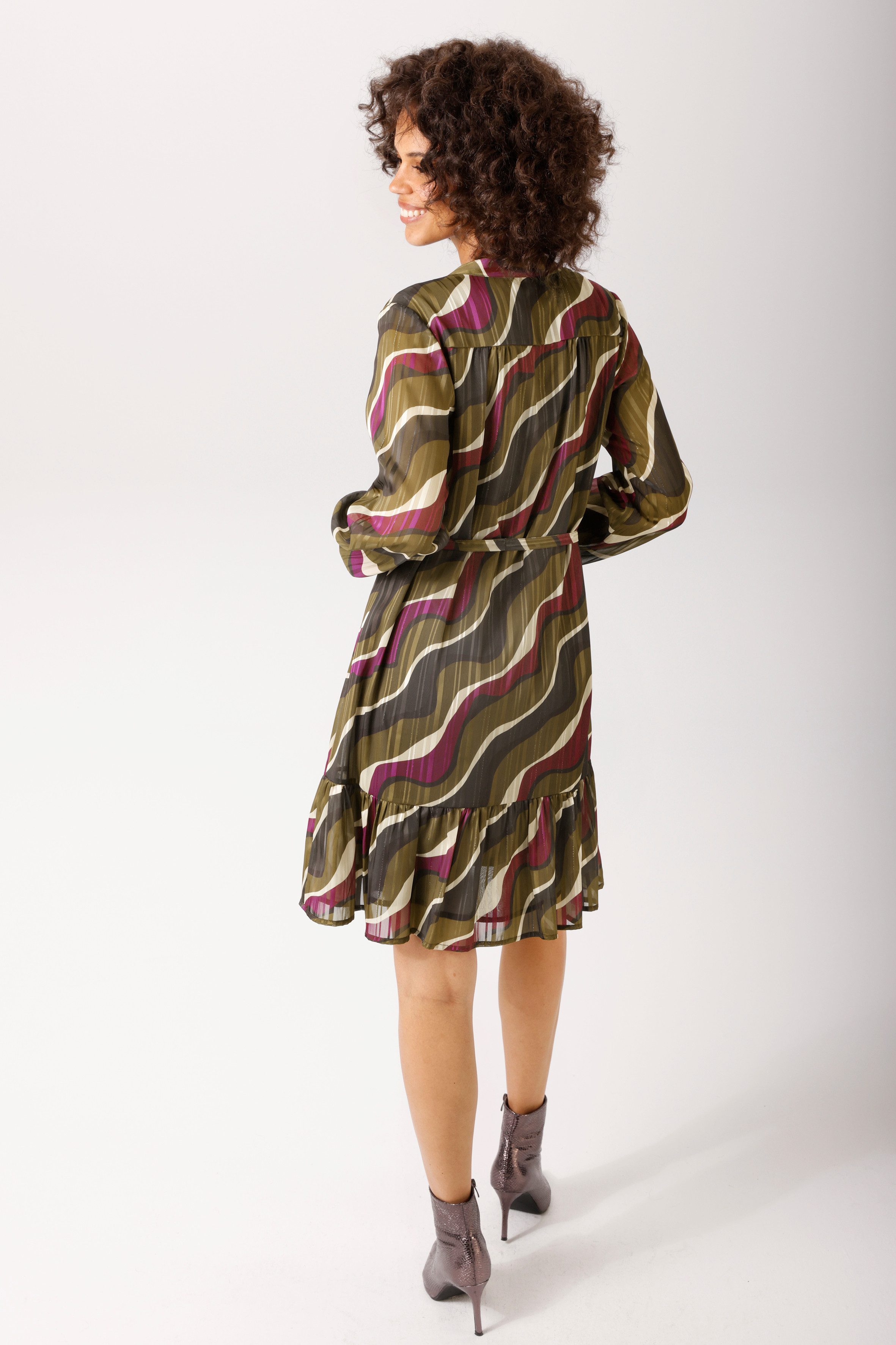 Aniston CASUAL Blusenkleid (mit abnehmbarem Bindegürtel) mit goldfarbenen Glanzfäden im grafischen Druck - NEUE KOLLEKTION