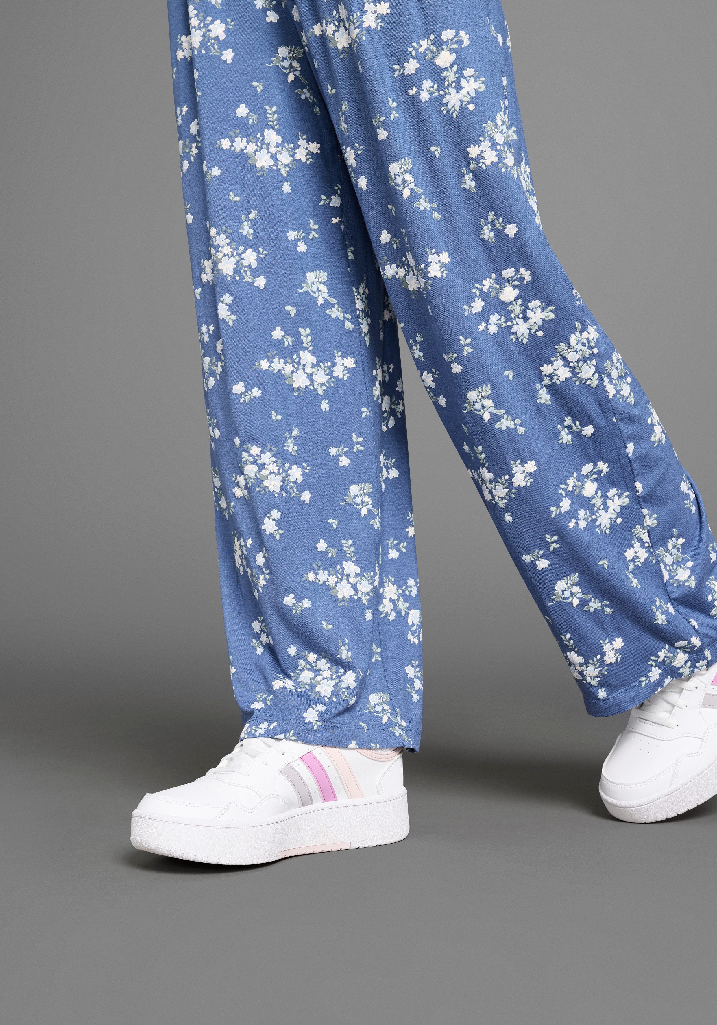 KIDSWORLD Schlupfhose Viskose-Hose im Blumenmuster Trendige Hose mit Blumenmuster