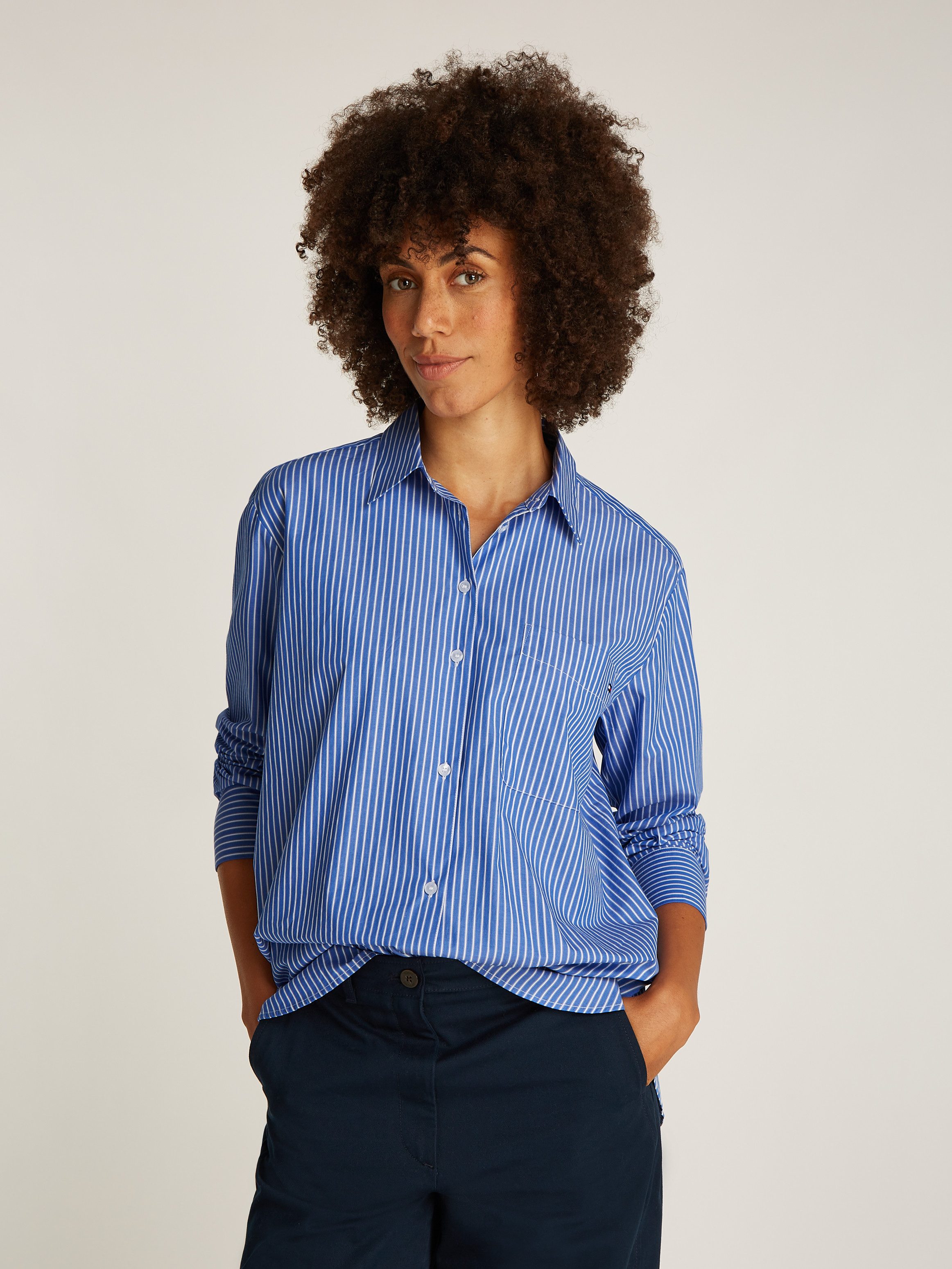 Tommy Hilfiger Hemdbluse ESS POPLIN EASY FIT SHIRT mit abgerundetem Saum