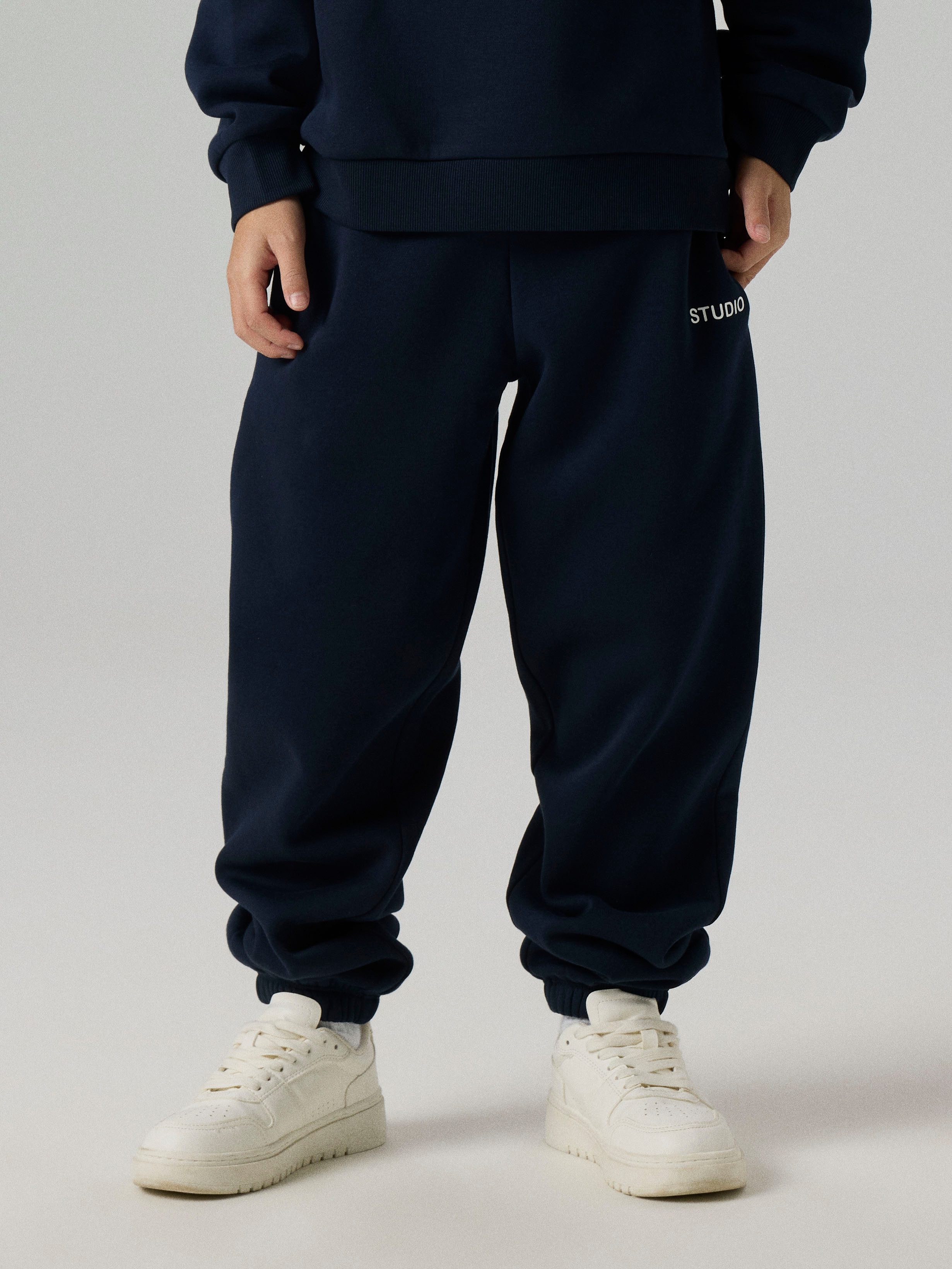 Name It Sweathose NKMRIO RLX SWEAT PANT BRU NOOS Baumwollmischung, loose fit