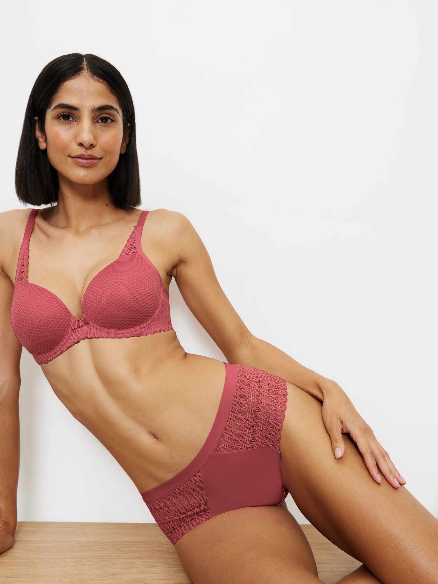 Triumph Maxislip Red Label Aura Spotlight