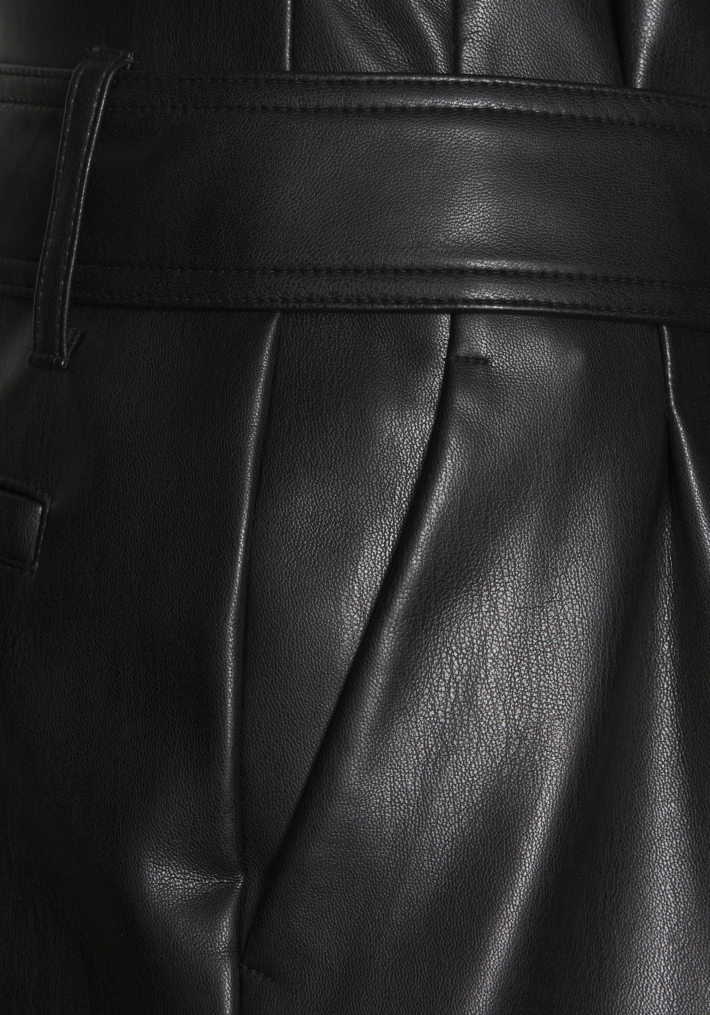 LASCANA Shorts (mit Gürtel) aus Lederimitat, Kunstleder Shorts, elegant, modisch