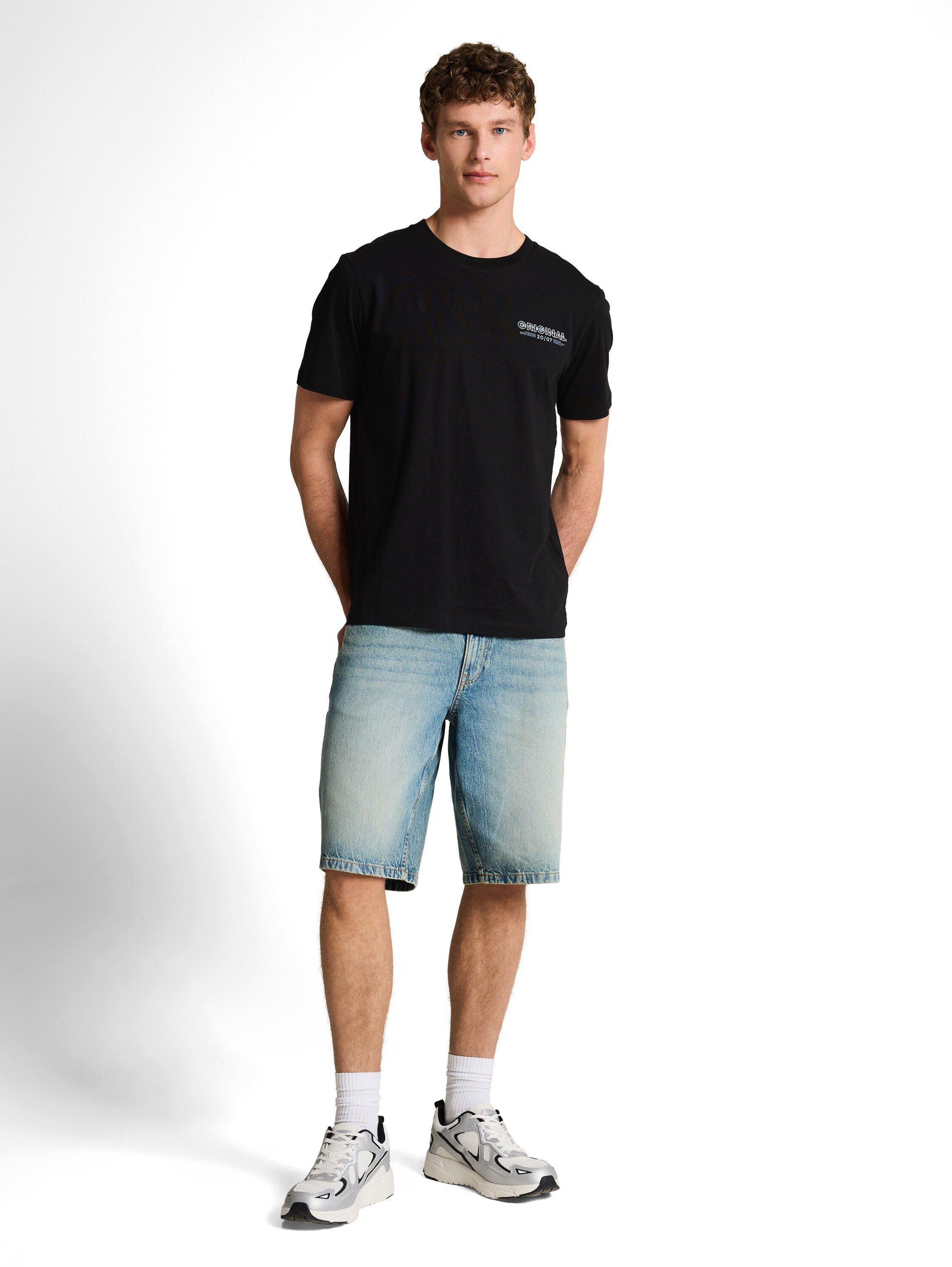 TOM TAILOR Denim Rundhalsshirt mit verschiedenen Logo Prints – Bild 4 von 5