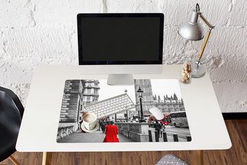 MuchoWow Gaming Mauspad Schwarz-Weiß-Foto einer Frau in einem roten Kleid (1-St), Büro für Tastatur und Maus, Mousepad Gaming, 90x60 cm, XXL, Großes