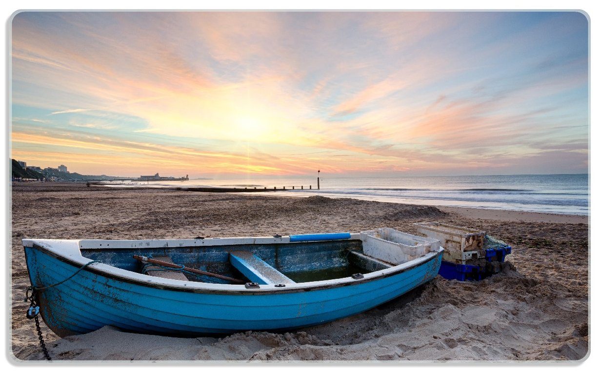 Wallario Frühstücksbrett Fischerboot am Strand bei Sonnenuntergang, ESG-Sicherheitsglas, (inkl. rutschfester Gummifüße 4mm, 1-St), 14x23cm
