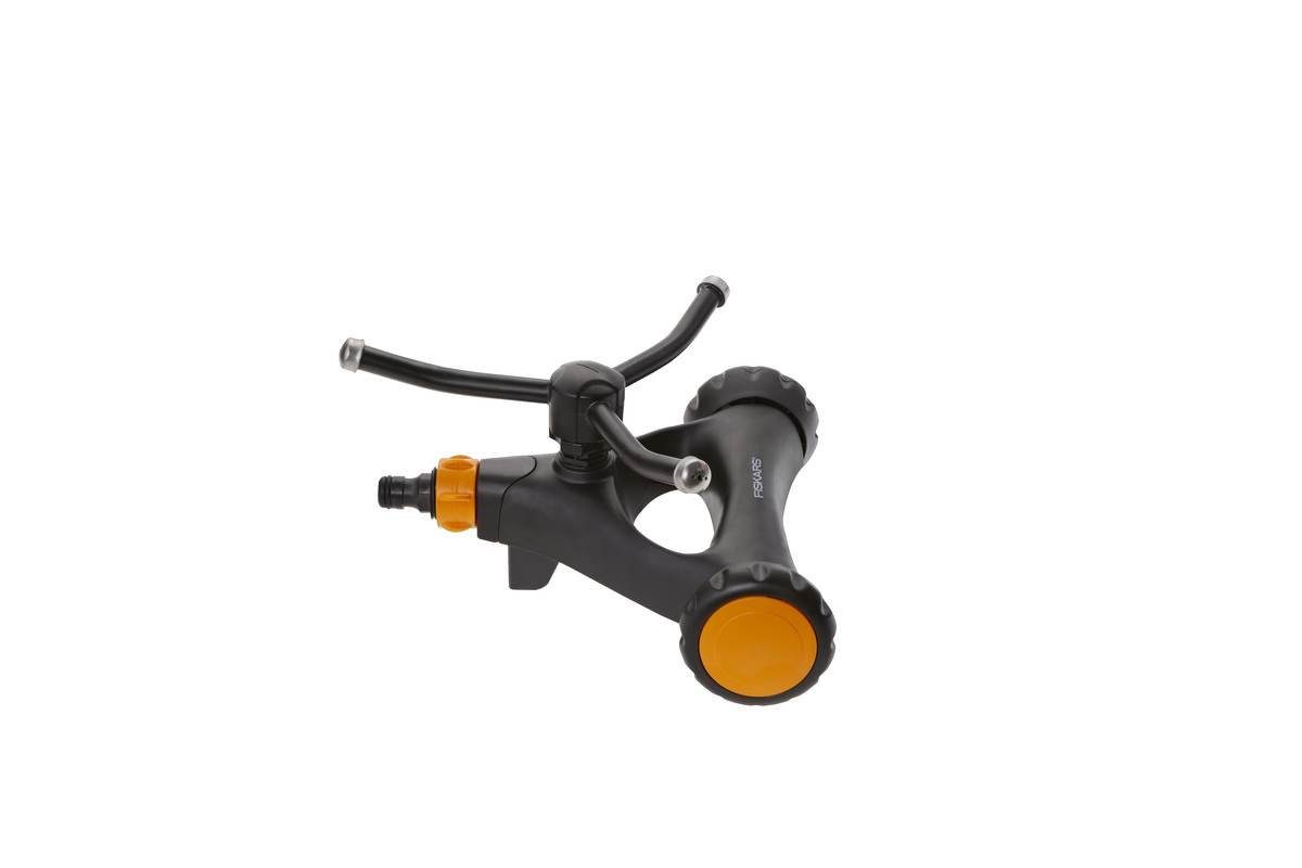 Fiskars Bewässerungssystem Wirbel-Sprinkler mit Rädern für kleine Gärten & Rasenflächen bis 150 m, (Set, Mit einem robusten Metallkopf ausgestattet), Sanfte Bewässerung, Schwarz/Orange, 840 g schwer
