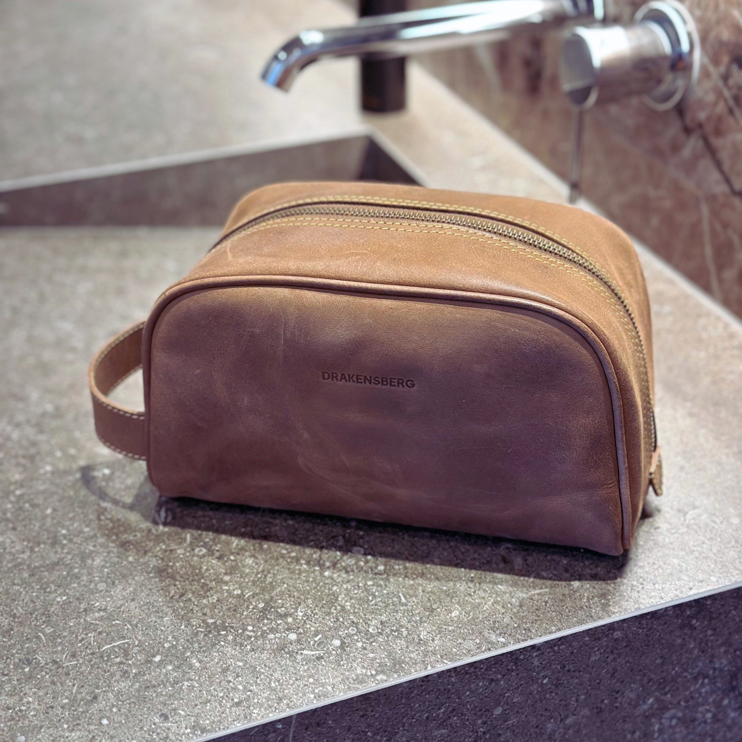 DRAKENSBERG Kulturbeutel »Theo« Havanna-Braun, Elegante Kulturtasche aus Büffelleder für Damen und Herren, Vintage