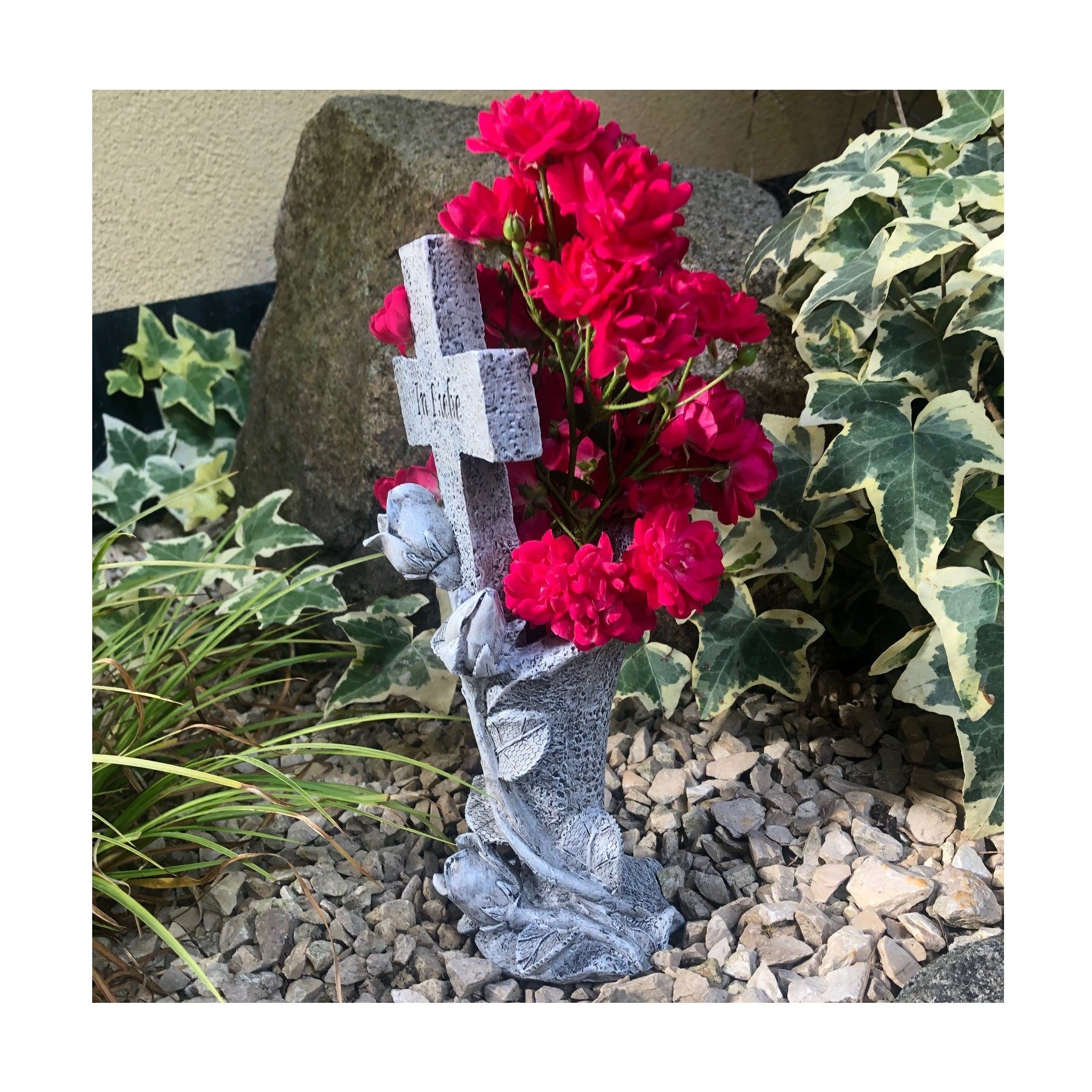 Gartenfigur Kreuz mit Rosenranke "In Grabvase 3D Radami Liebe"