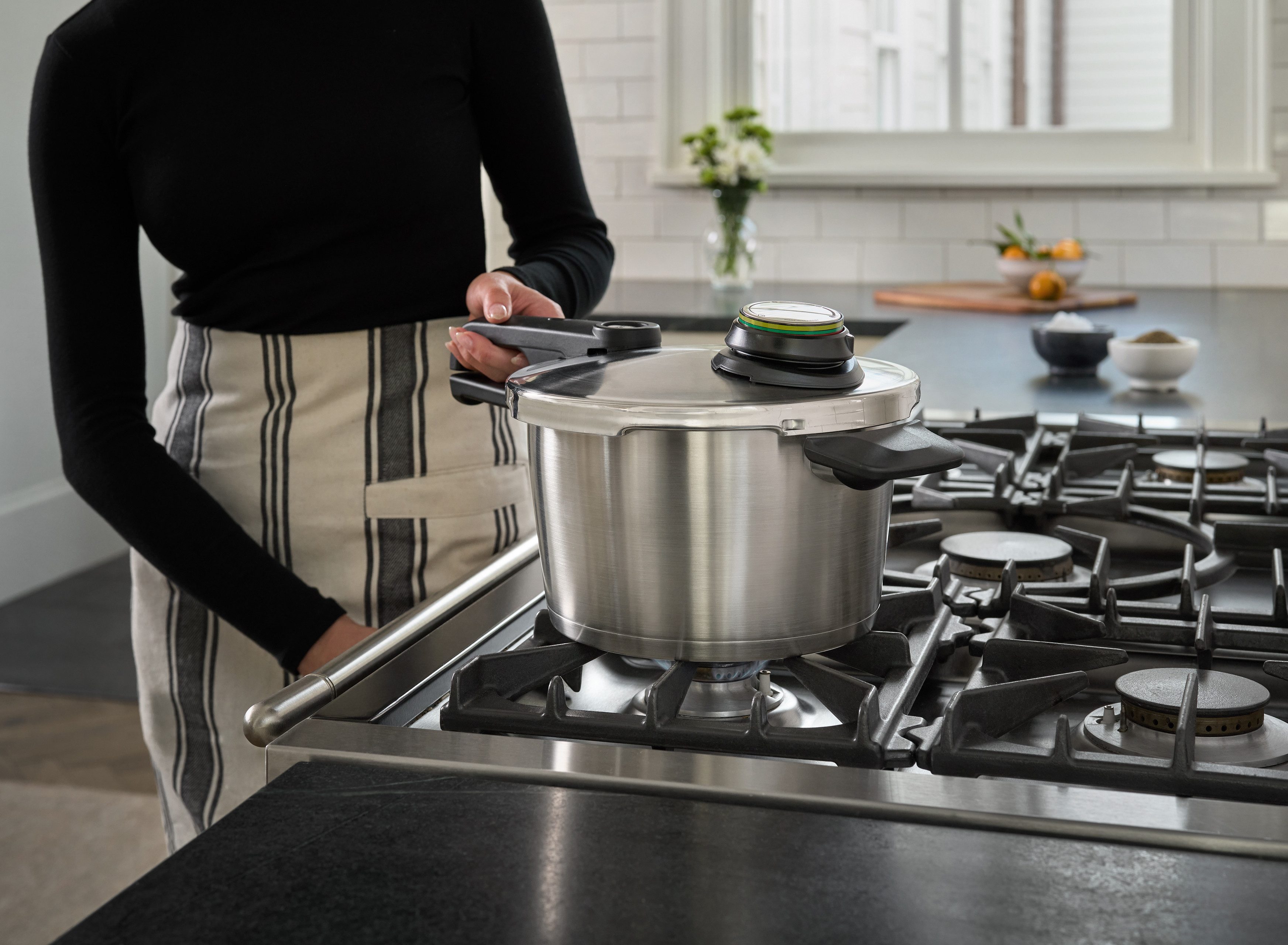 Fissler Schnellkochtopf Vitavit® Premium Edelstahl Dampfkochtopf mit Einsatz Induktion, Edelstahl 18/10 (3-tlg), Verriegelungsanzeige, Einstellbares Abdampfen,  – Bild 2 von 5