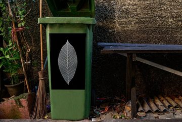 MuchoWow Wandsticker Ein Bild eines Blattskeletts in schwarz-weiß (1 St), Mülleimer-aufkleber, Mülltonne, Sticker, Container, Abfalbehälter