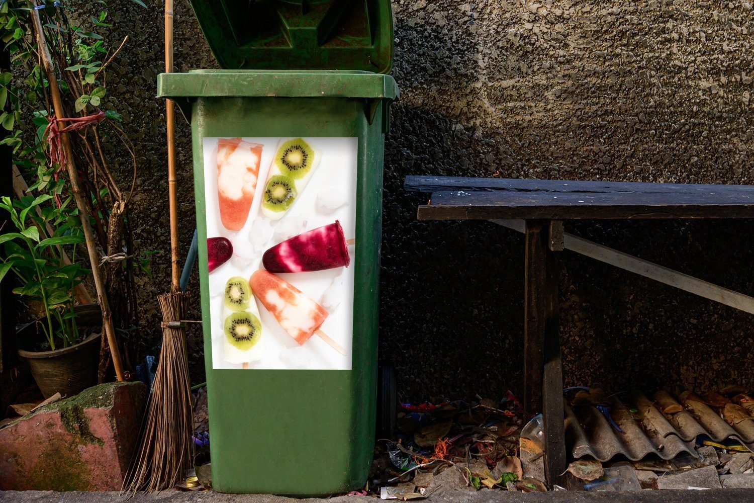 MuchoWow Wandsticker Hausgemachtes Joghurteis mit Mülltonne, Sticker, Abfalbehälter (1 Früchten St), Container, Mülleimer-aufkleber