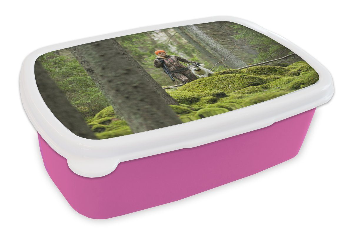 MuchoWow Lunchbox Eine Frau geht mit einem Jagdhund durch den Wald, Kunststoff, (2-tlg), Brotbox für Erwachsene, Brotdose Kinder, Snackbox, Mädchen, Kunststoff rosa