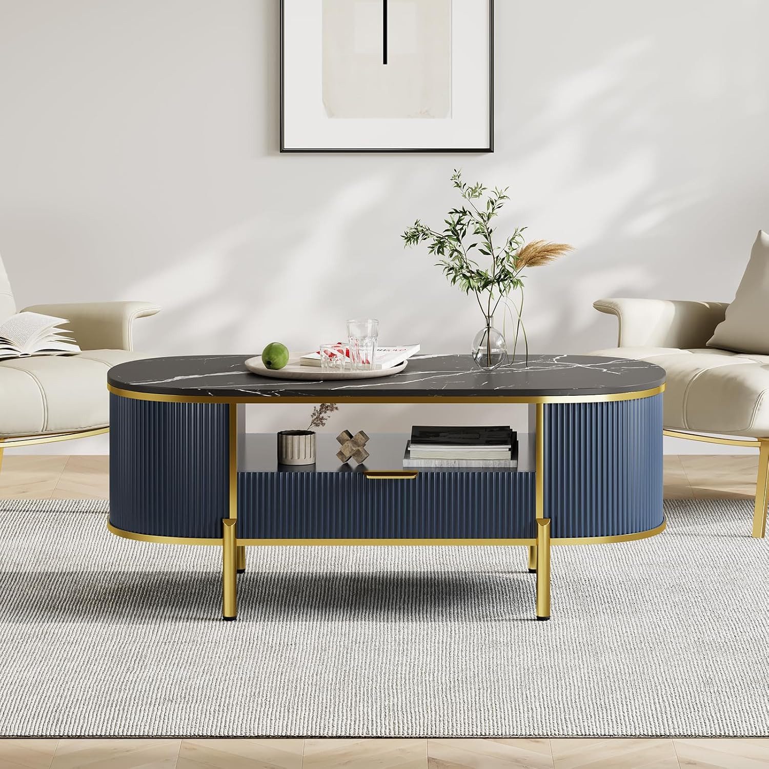 GarveeMore Couchtisch Moderner Luxus-Beistelltisch mit geschwungenem Design 122x56x48cm, geriffeltem Korpus,Tischplatte in Marmoroptik goldenen Metalldetails – Bild 5 von 5