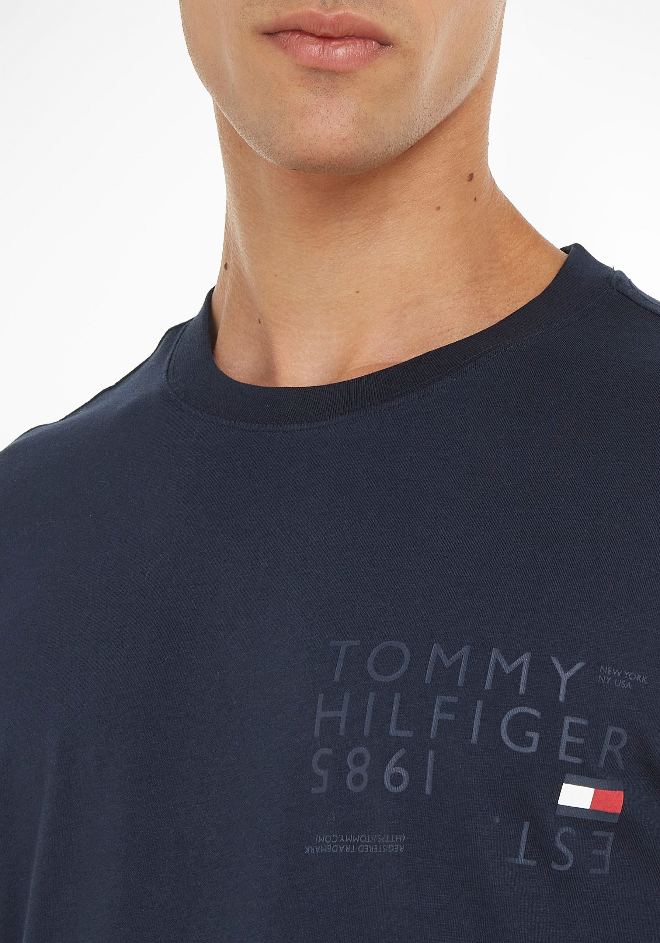 Tommy Hilfiger Rundhalsshirt TEE großem auf BRAND TH-Aufdruck LOVE Rücken BACK Sky Desert mit dem