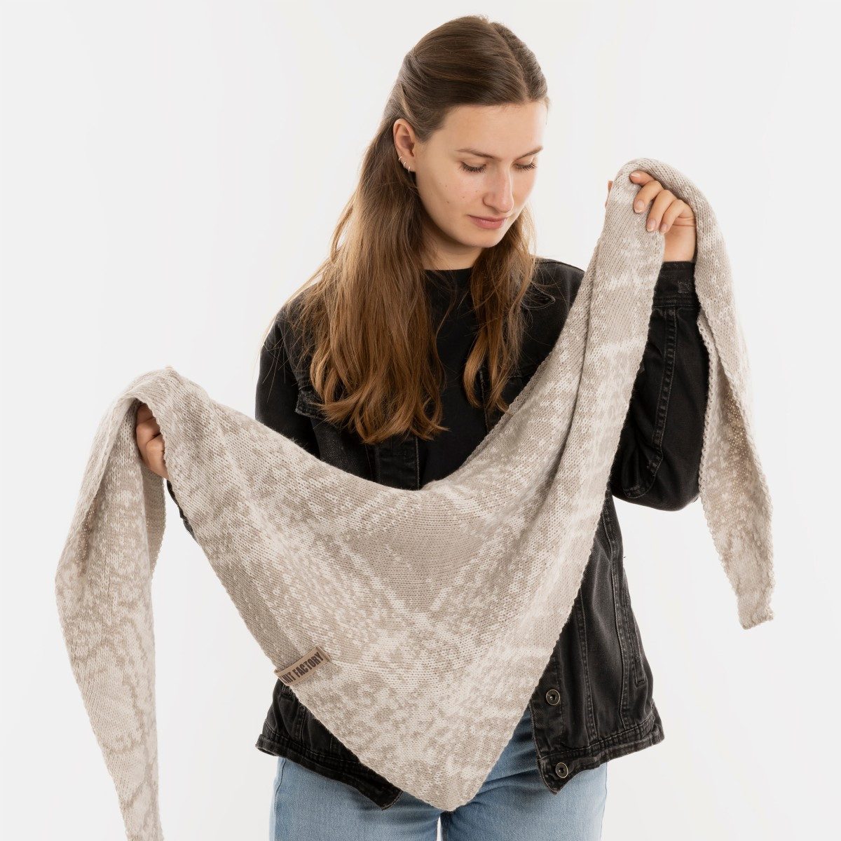 Knit Factory Strickschal Lea Dreiecksschal Beige Iced Clay 190x85 cm Mix, (Set, 1-St. Spar-Set), Schal Damen Herren set loop tücher schals winter Strick Mode herbst