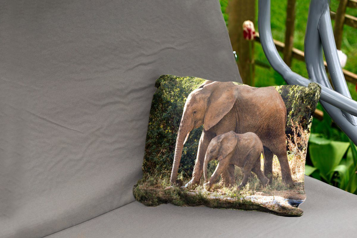 MuchoWow Kissenhülle Wanderndes Outdoor-Dekorationskissen, Dekokissenbezug, mit seiner Mutter, Elefantenbaby Polyester, Dekokissen