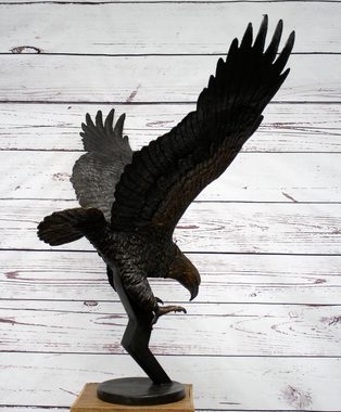 Bronzeskulpturen Skulptur Bronzefigur Adler im Stuzflug Raubvogel