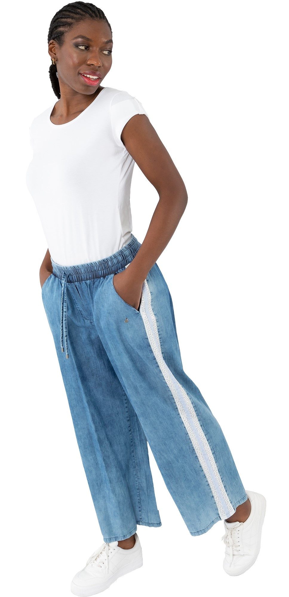 Gio Milano Jogg Pants G30-6101, Jeans mit Strassbesatz weiße seitliche Einsätze mit Strassbesatz