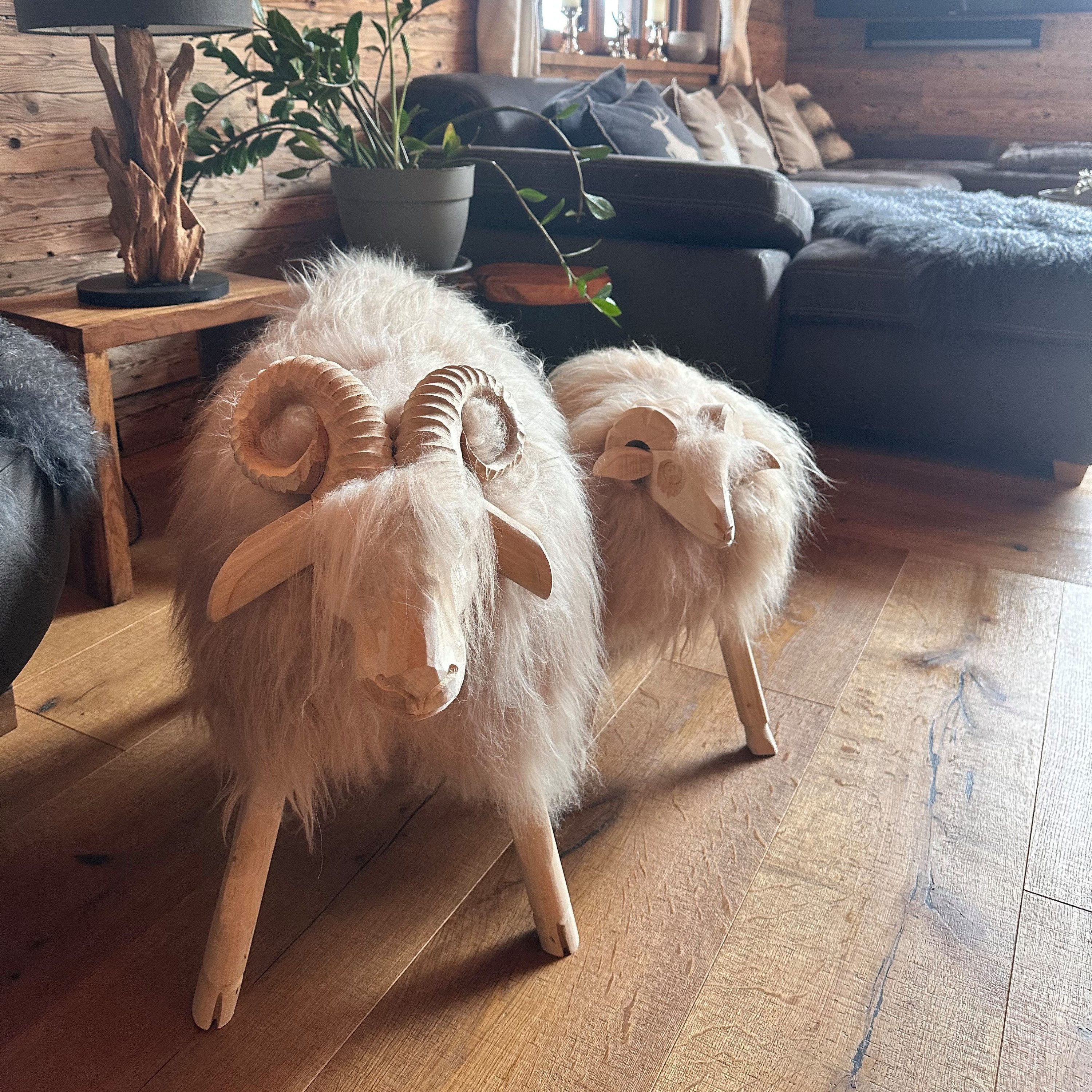 LIRA Deko Sitzhocker Set - Schafhocker Lammfell - Premium Tierhocker - Holz günstig online kaufen