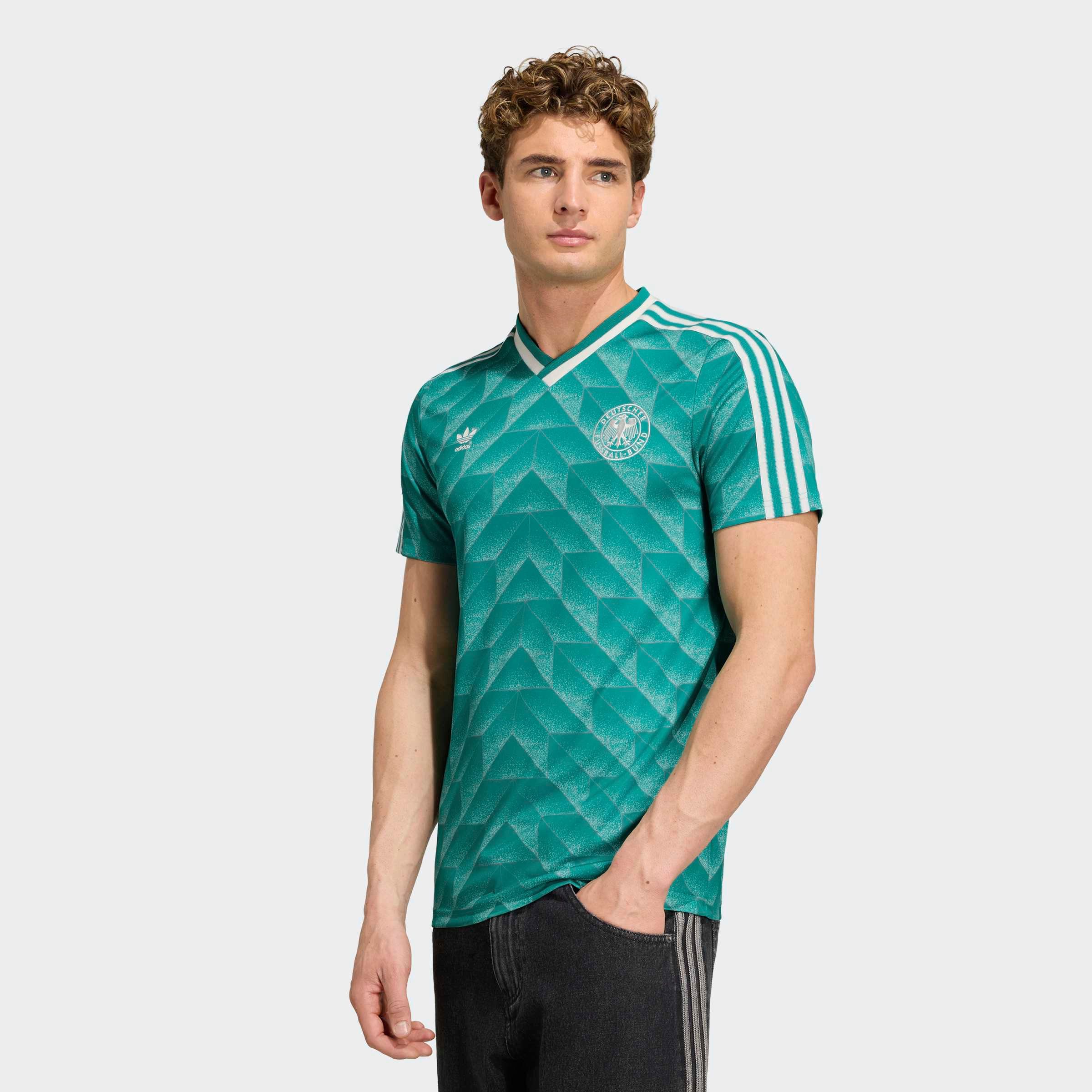 adidas Performance Fußballtrikot DEUTSCHLAND 1990 AUSWÄRTSTRIKOT schmale Passform, mit V-Ausschnitt, Doppelstrick-Konstruktion