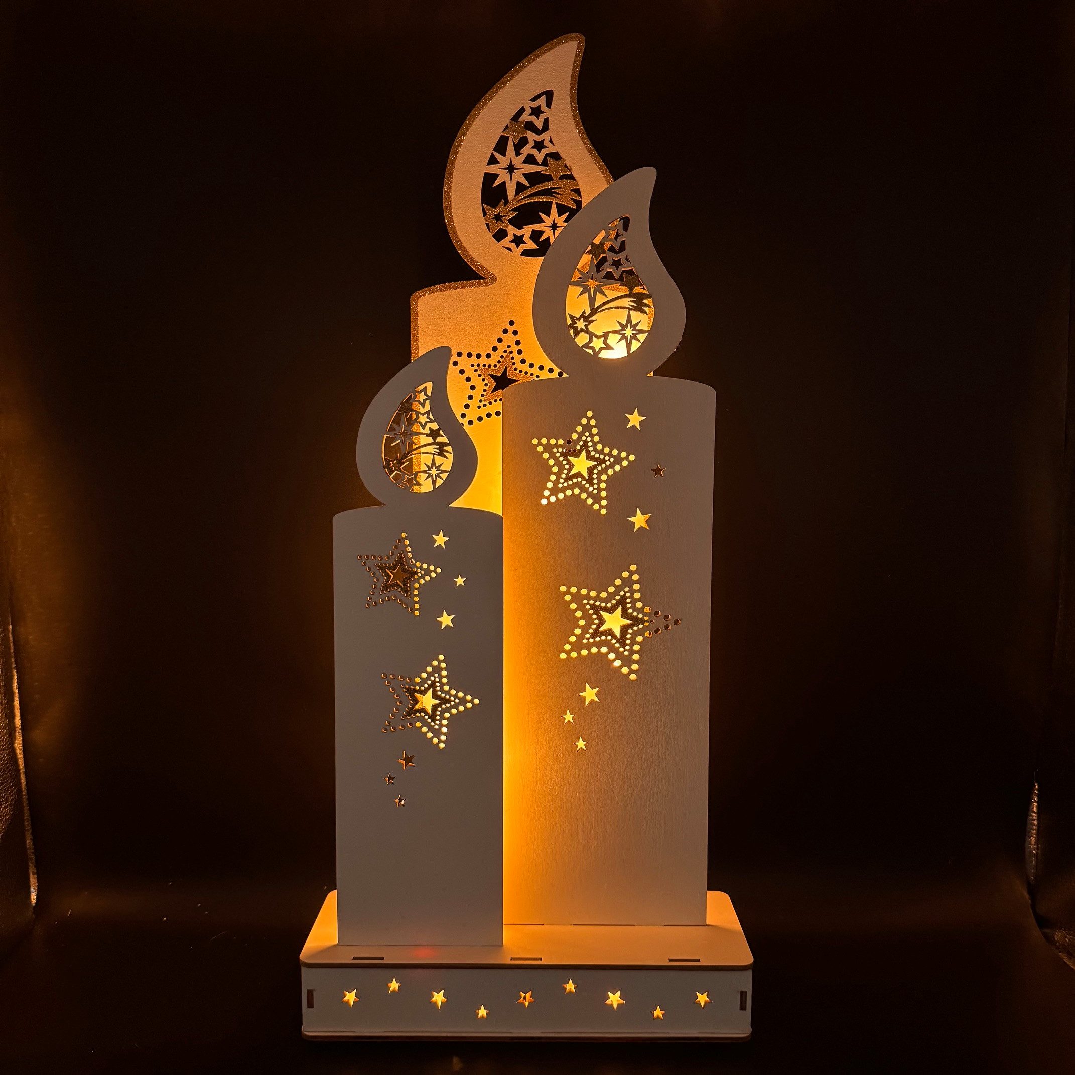 Online-Fuchs LED-Dekofigur 3 große Kerzen aus Holz mit Sternen und Timer- Weihnachtsdeko (mit goldenen Applikationen, 49 cm hoch), praktische 6-Stunden Timerfun – Bild 4 von 4