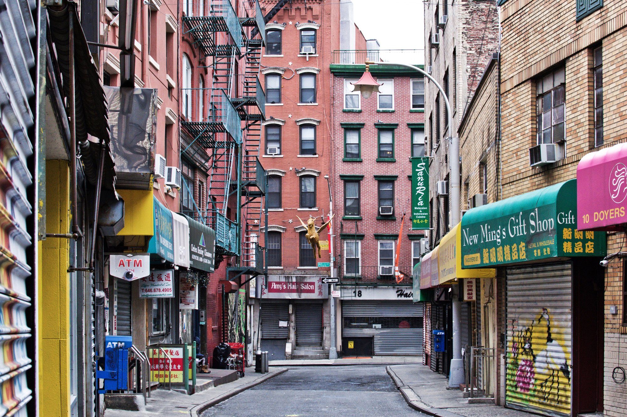 Papermoon Fototapete MANHATTAN-NEW YORK CHINATOWN GASSE ALT STADT ZIEGEL XXL