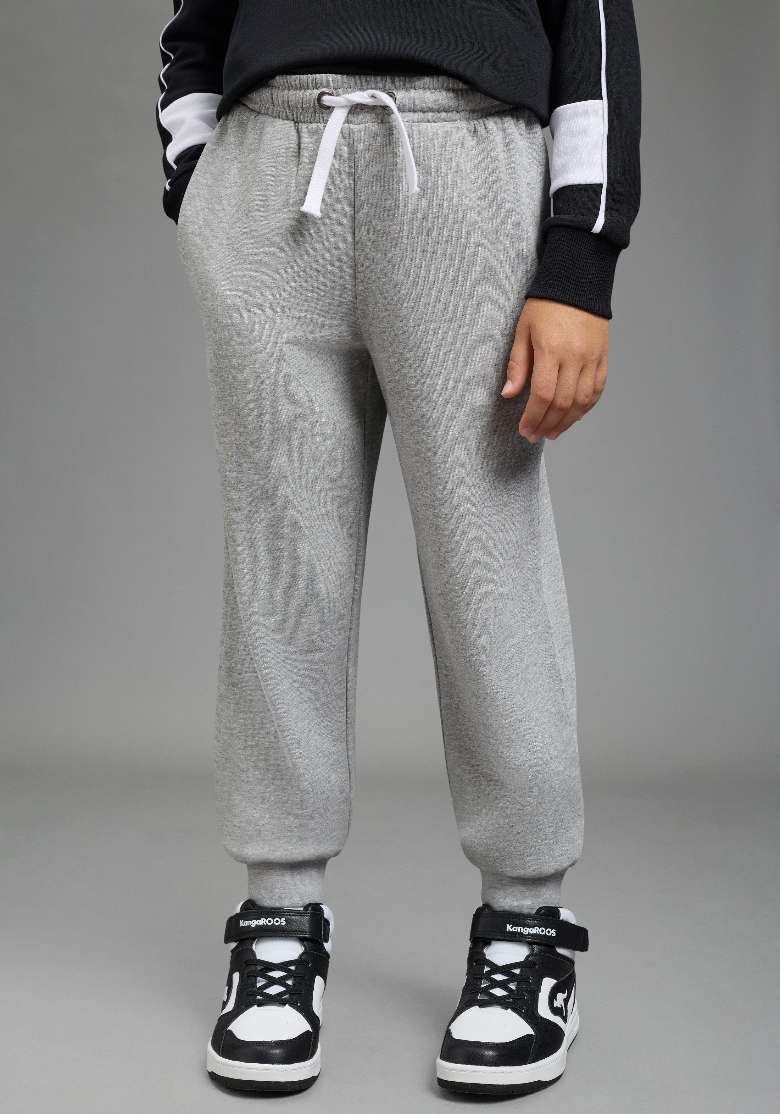 KangaROOS Sweathose Joggingshose mit KangaROOS Logo-Stickerei Must-Have Basic Sweathose mit kleiner Logo-Stickerei