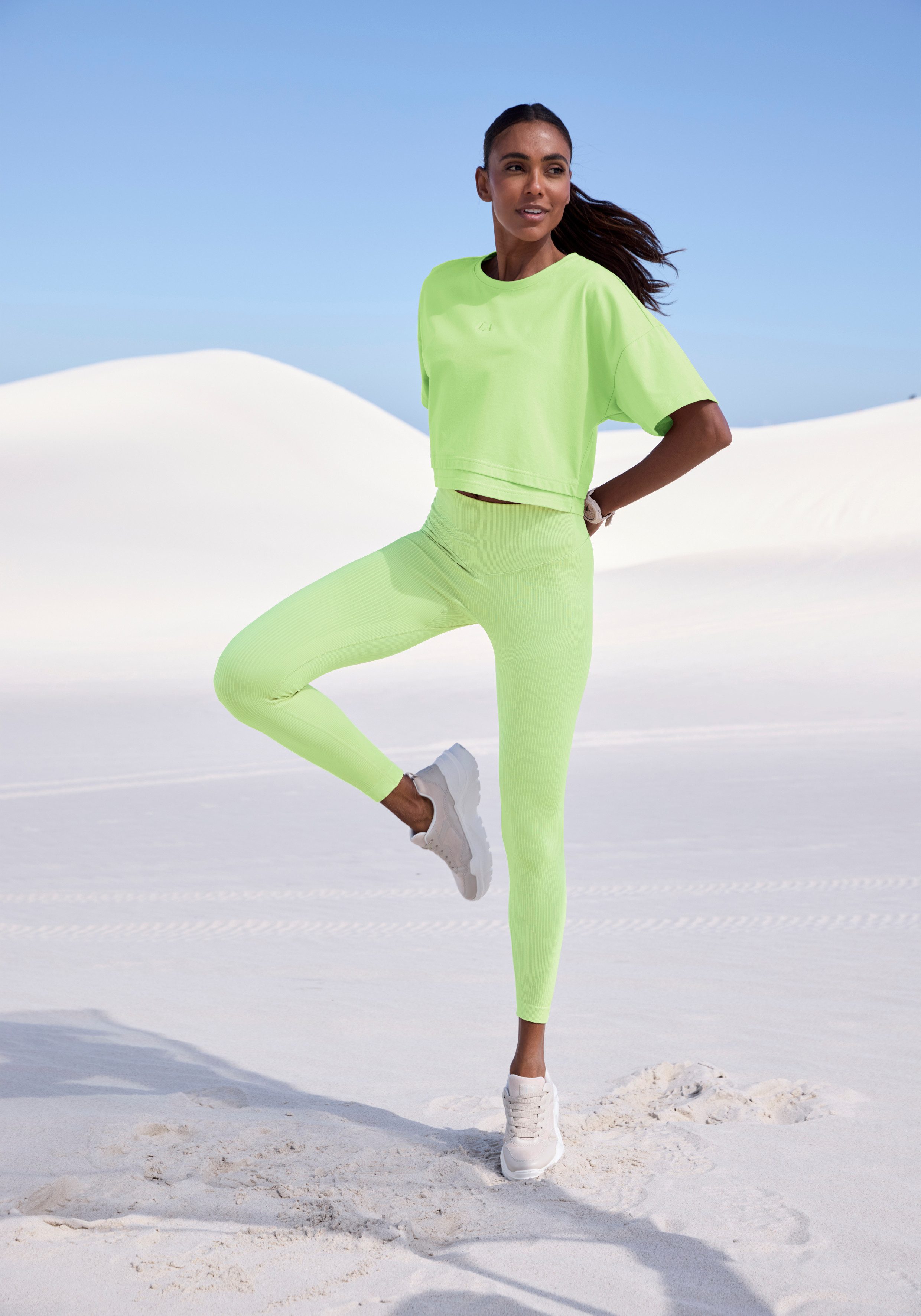 LASCANA Kurzarmshirt mit kastigem Schnitt und Lagen-Look günstig online kaufen