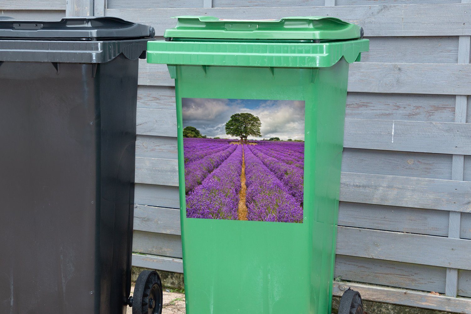 Lavendelfeld Sticker, MuchoWow Mülleimer-aufkleber, (1 Lila mit Mülltonne, Abfalbehälter Himmel Wandsticker Container, St), bewölktem