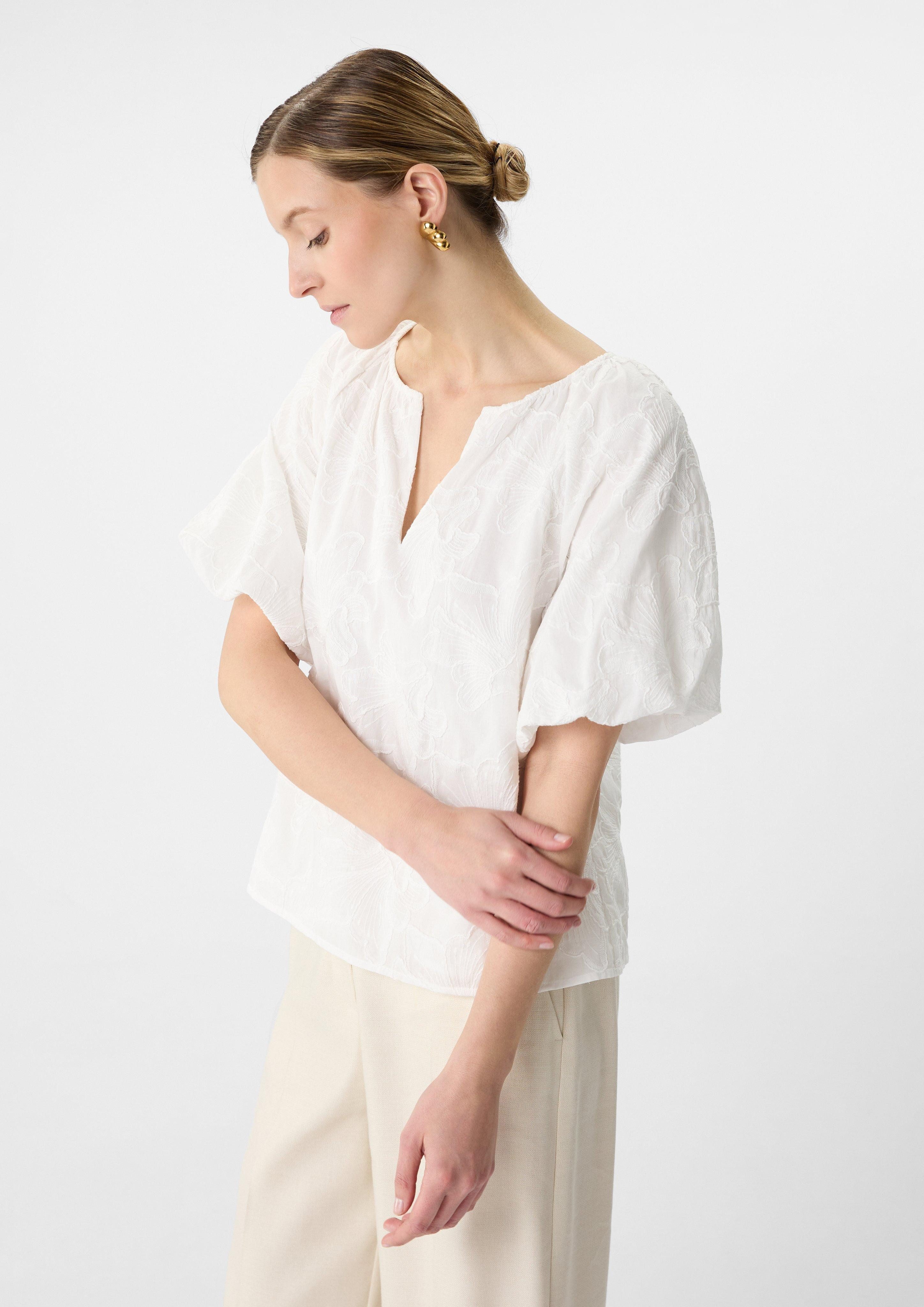 Kurzarmbluse Bluse mit All-over-Stickerei und Ballonärmeln