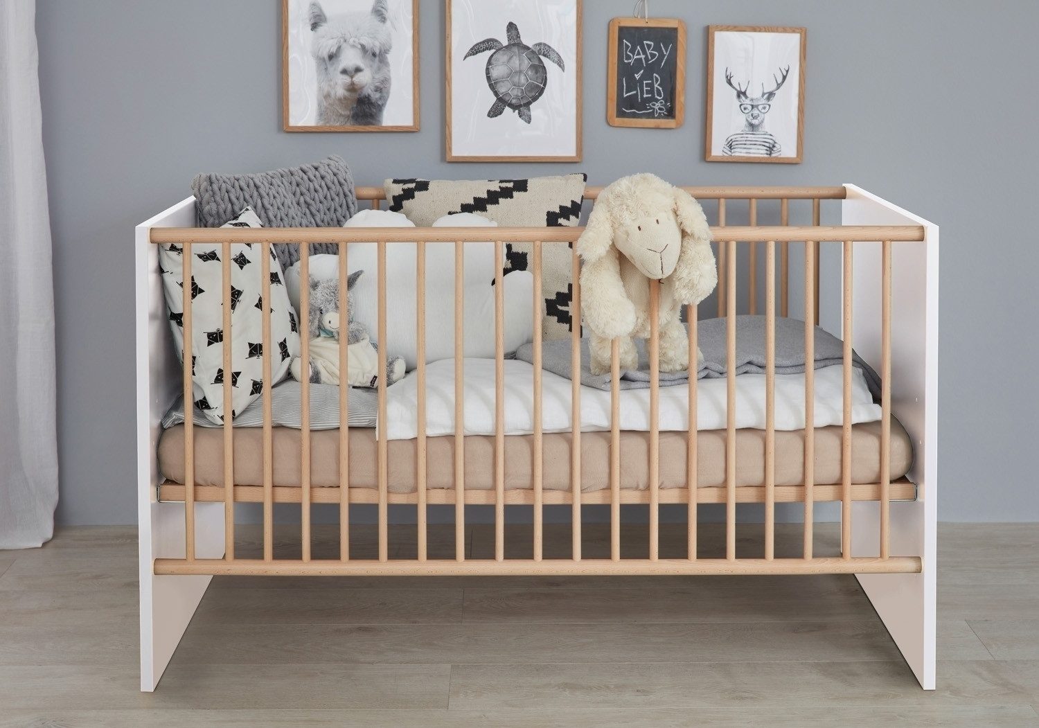 trendteam Babybett MATS, 70 x 140 cm, Bianco Buche Dekor, Weiß matt, 3 Schlupfsprossen, inkl. Lattenrost, ohne Matratze