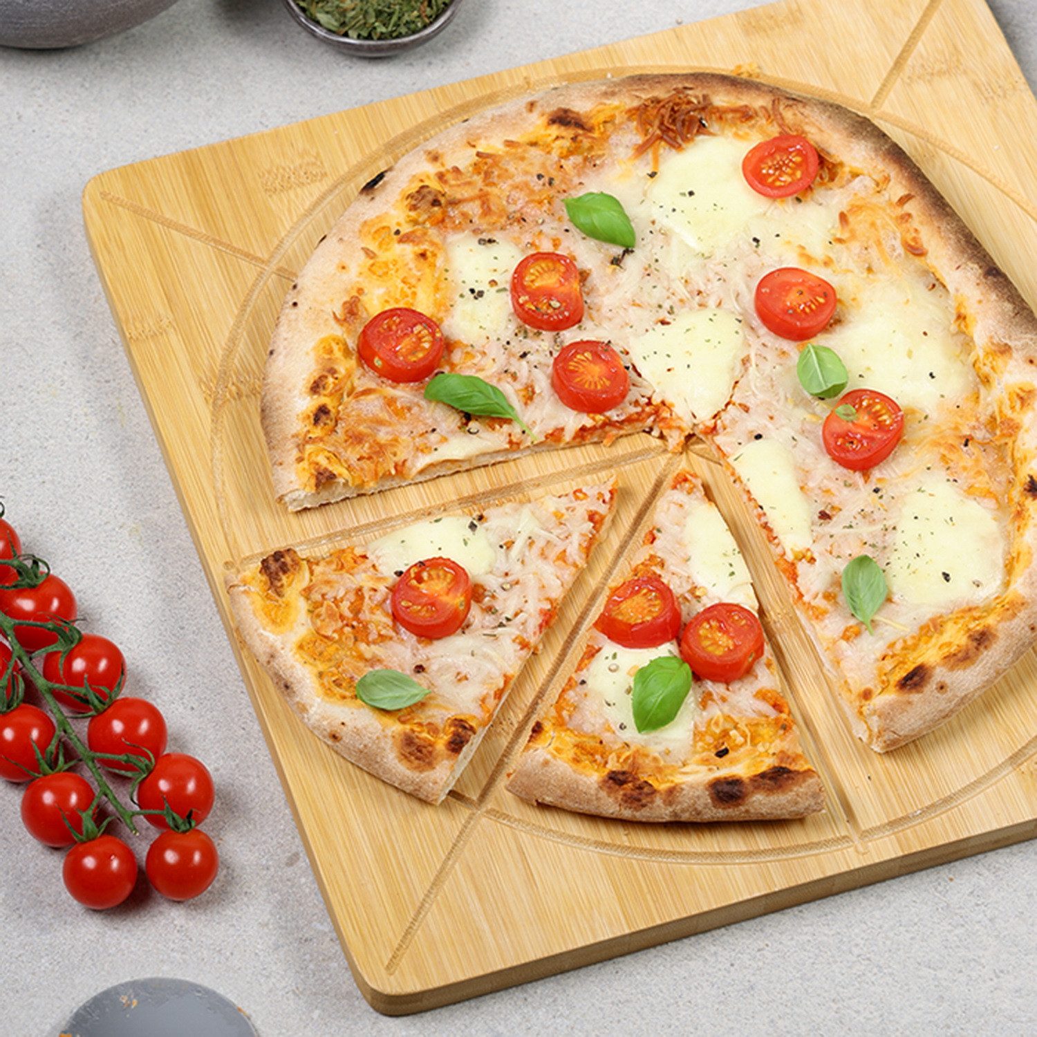 KESPER® Pizzaschneidebrett Pizza-Brett Schneidebrett Servierbrett Schneidbrett mit Einteilung, Bambus, (Doppelseitiges Bambusbrett 33 x 33 cm, Brett mit 8-fach-Einteilung und Saftrille auf der Wendeseite), beidseitig verwendbar