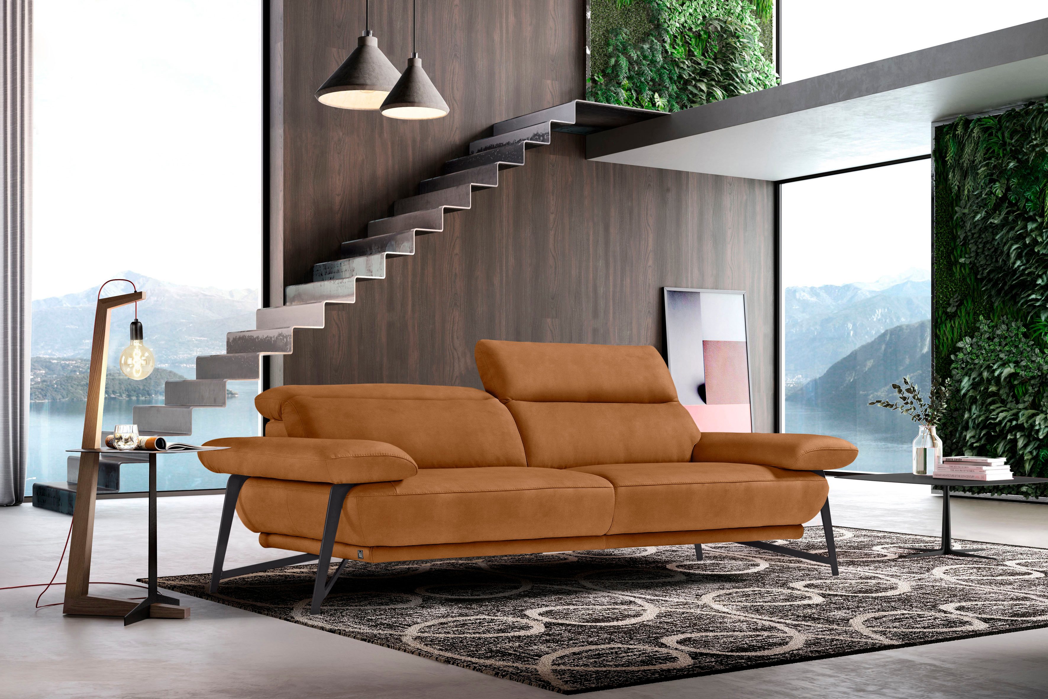 Egoitaliano 2,5-Sitzer Anais, Designsofa mit erstklassigem Sitzkomfort, Fußfarbe schattengrau, Kopfteil verstellbar, 232 cm, Luxus-Microfaser Lederoptik, brandy