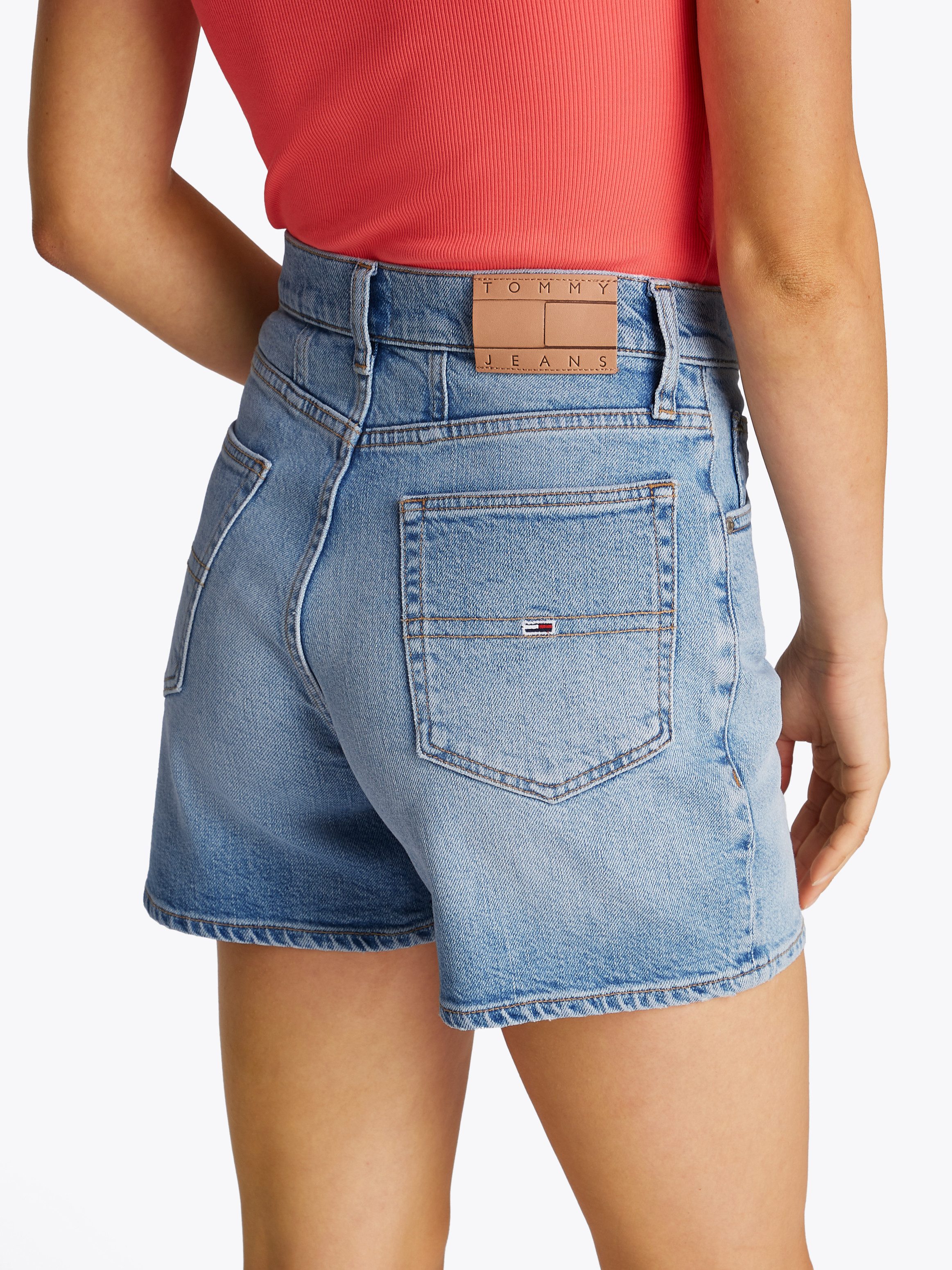 Tommy Jeans Shorts MOM SHORT BI0112 mit Logo-Badge, in blauer Waschung günstig online kaufen