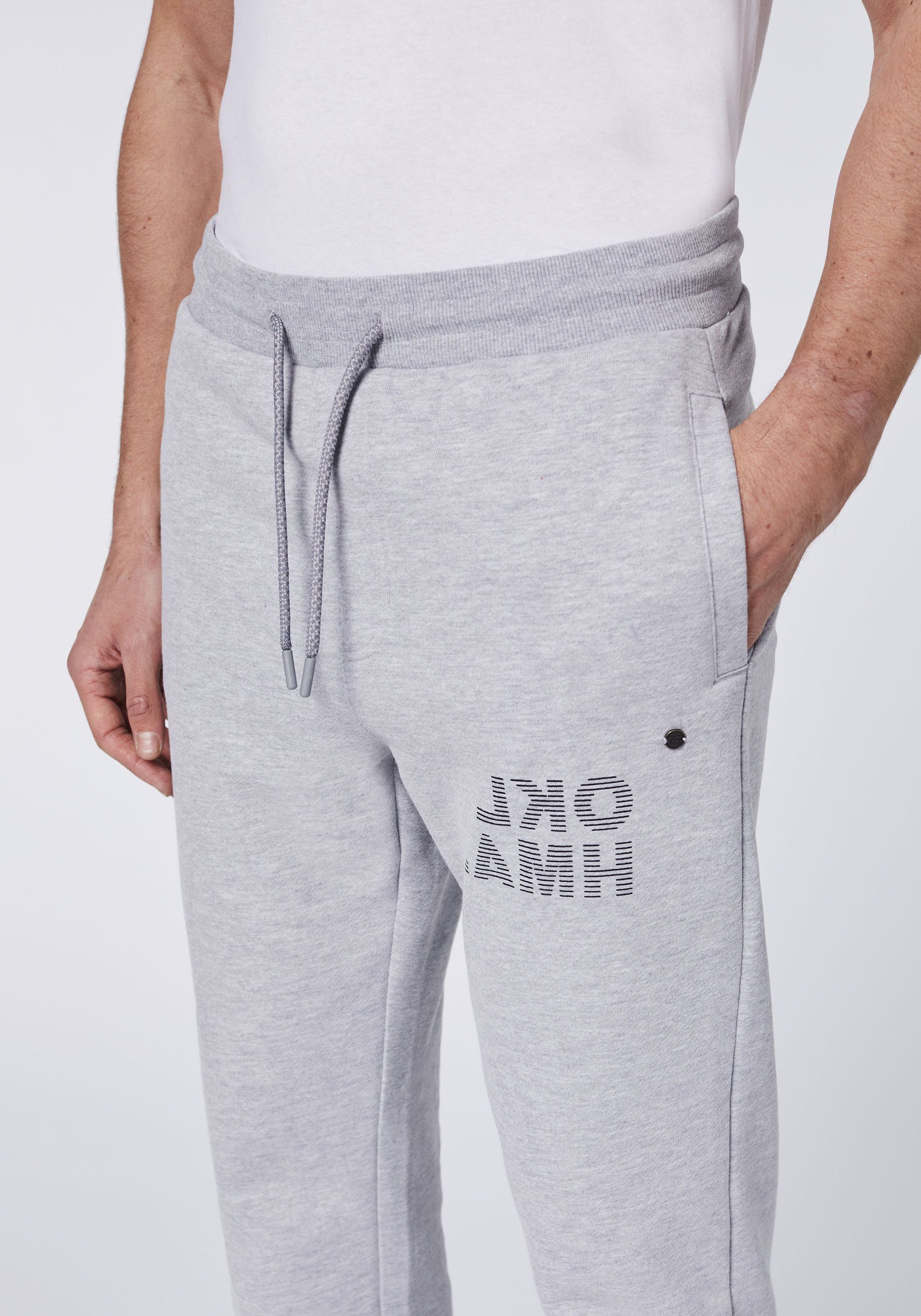 Oklahoma Jeans Sweathose mit Neutral kleinem Gray Melange 17-4402M Logodruck