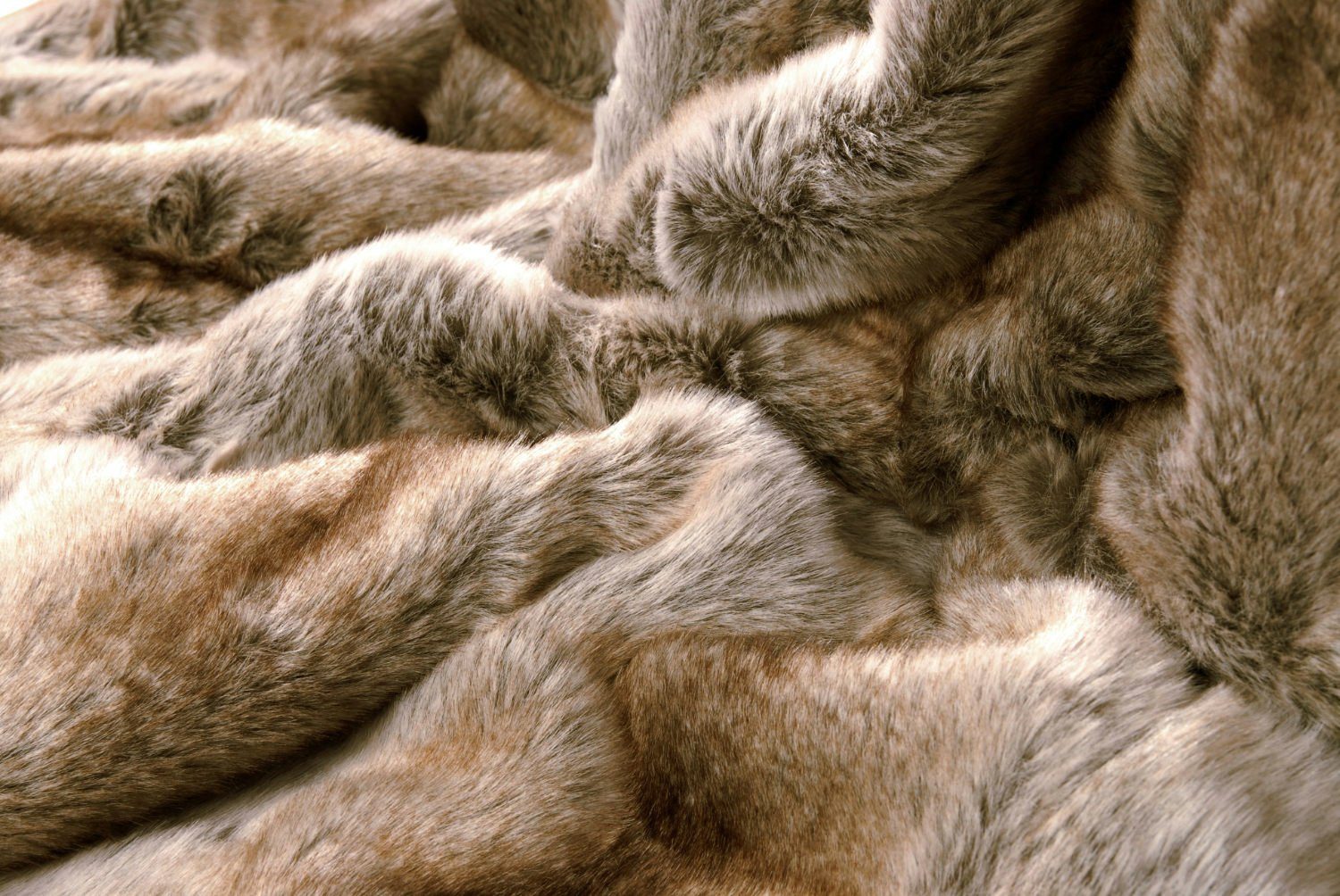 Wohndecke Felldecke (Kunstfell) Kuscheldecke Tagesdecke "Wolf hell gestreift", Wohnen und Accessoires GmbH & Co. KG, Felloptik – Bild 4 von 5