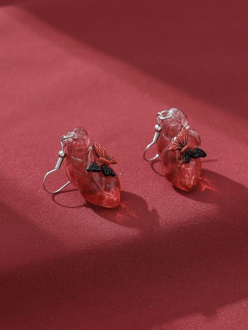 Eyecatcher Paar Ohrhaken Ohrringe rotes Herz mit Schmetterling aus Harz Ohrhaken (Paar)