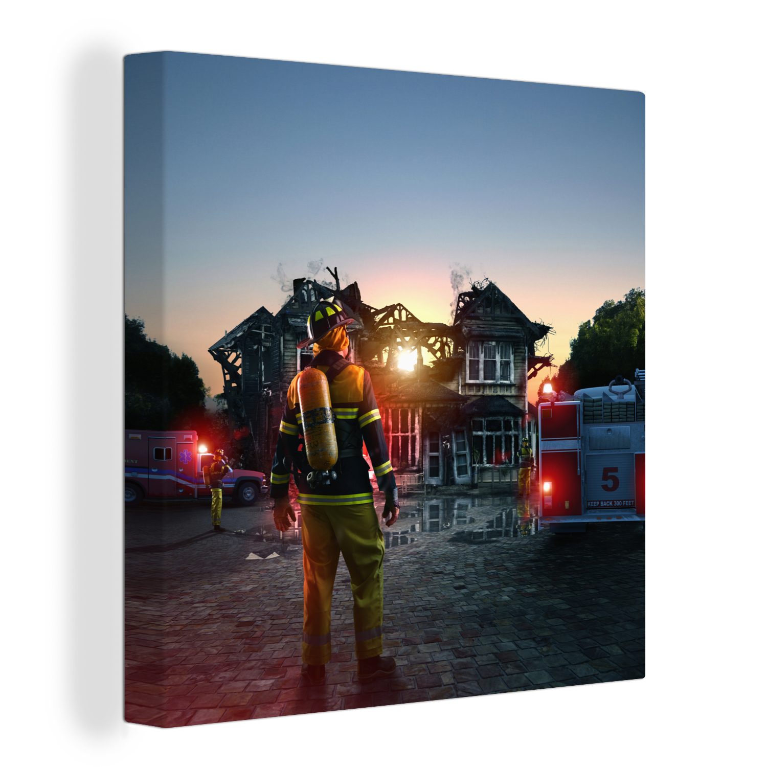 OneMillionCanvasses® Leinwandbild Feuerwehrmann vor einem abgebrannten Haus, (1 St), Leinwand Bilder für Wohnzimmer Schlafzimmer