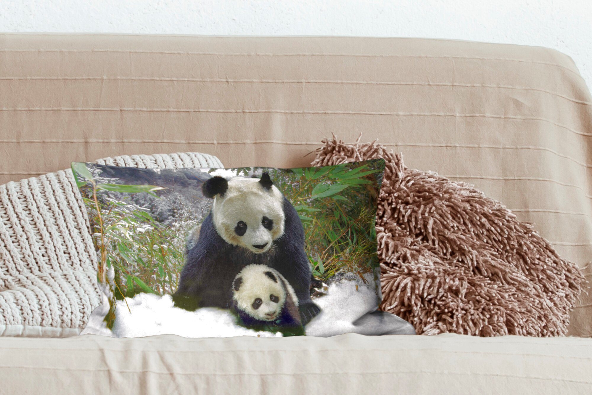 mit Schnee, Dekokissen Panda Schlafzimmer - Wohzimmer Dekoration, - Zierkissen, Winter Füllung, Dekokissen MuchoWow