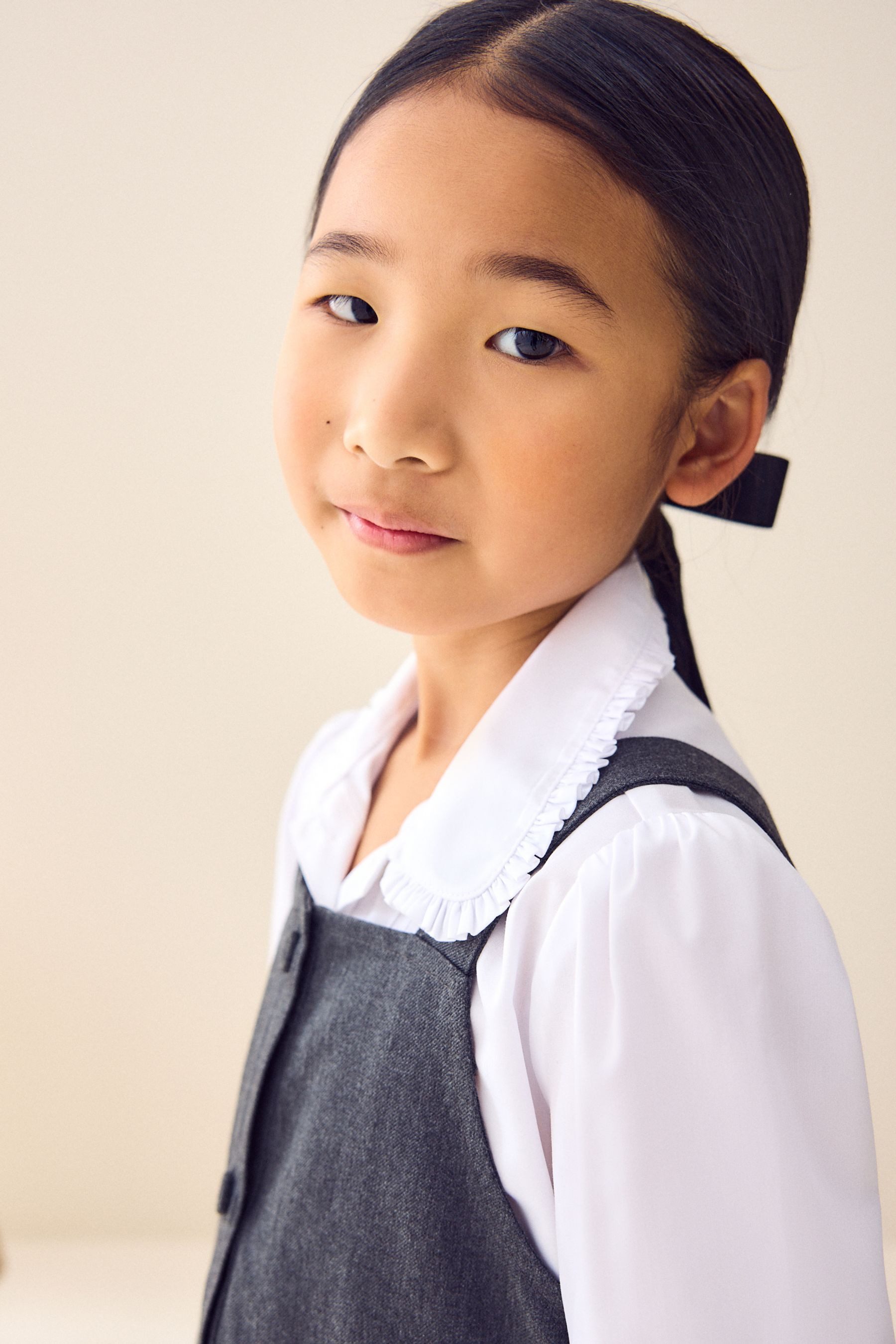 Next Latzkleid Geknöpftes Latzkleid für die Schule mit Stickerei (1-tlg)