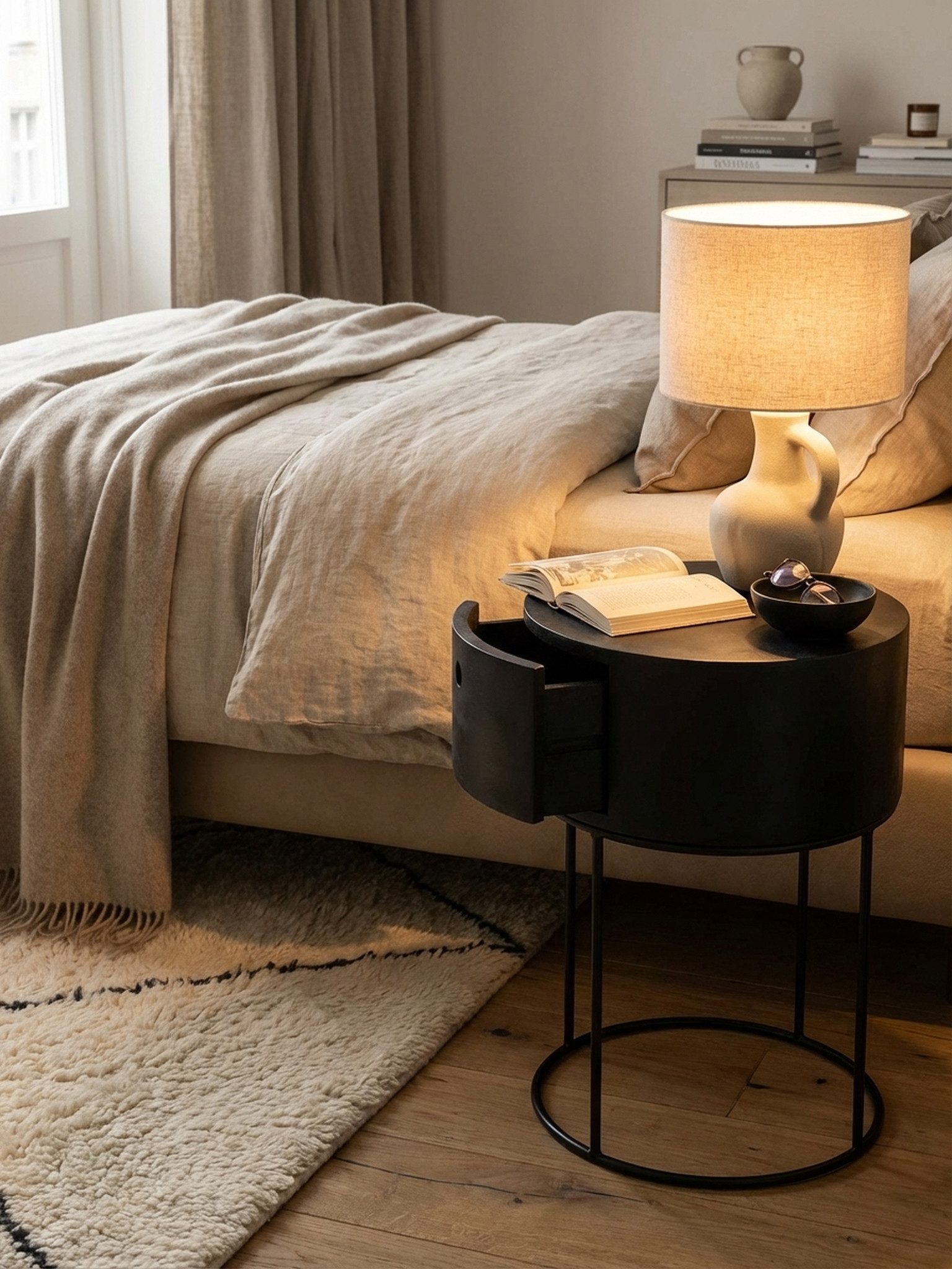 KADIMA DESIGN Nachttisch Nachtkonsole mit Schublade aus Massivholz, rund, modern, vormontiert (Handgefertigt aus Naturmaterial, ideal als Beistelltisch nutzbar), Stauraum für Bücher und Zubehör, geeignet für Boxspringbetten