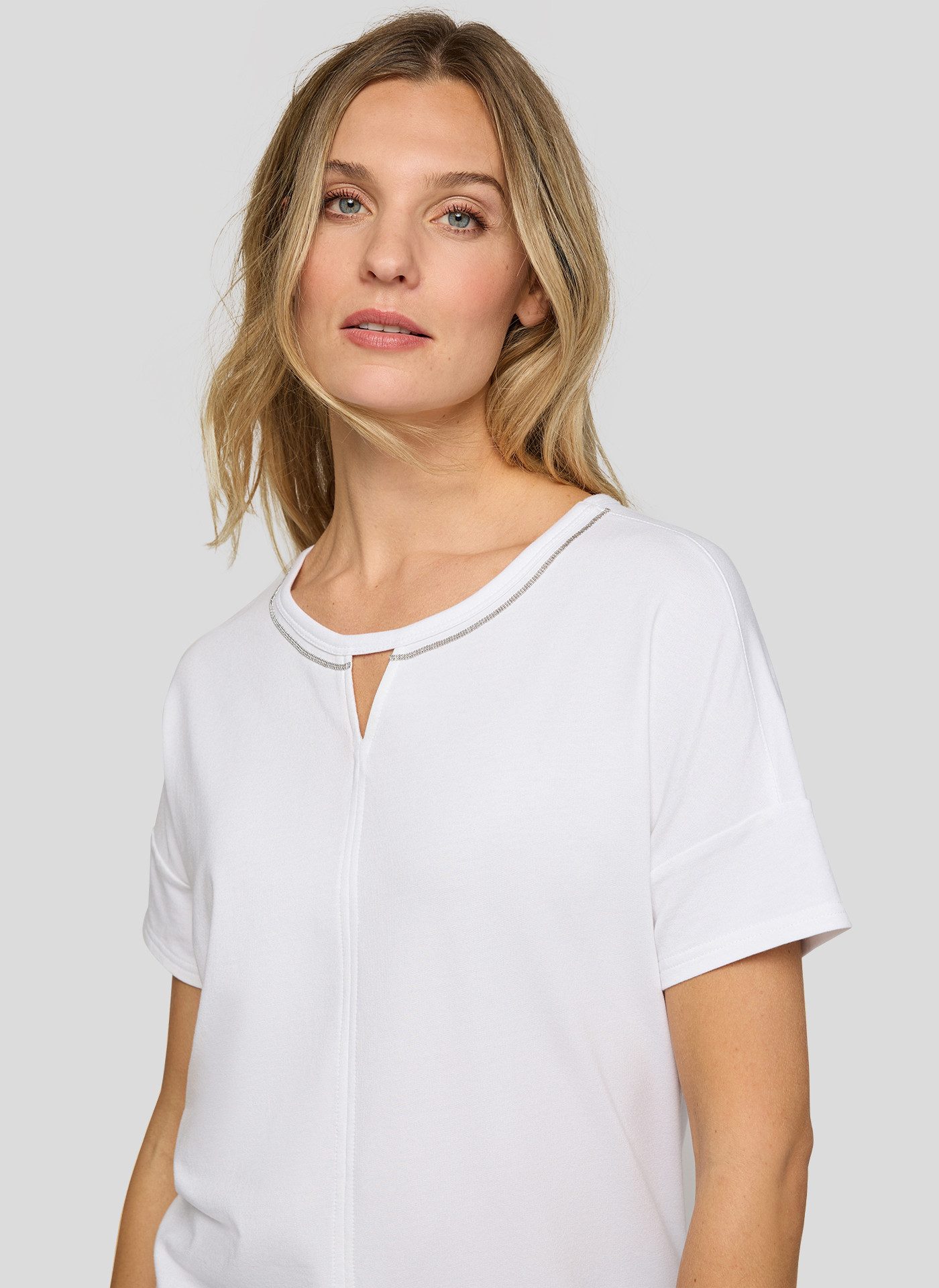 Rabe Kurzarmshirt mit Cut-Out und Glitzer-Detail – Bild 4 von 5