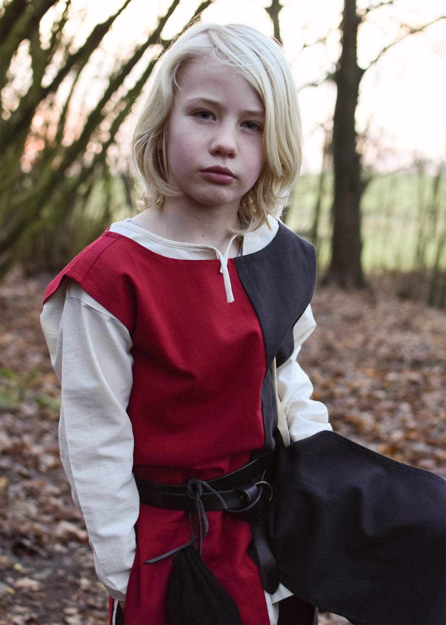 Ritter-Kostüm Kinder-Waffenrock Lucas, Mi-Parti, schwarz/rot