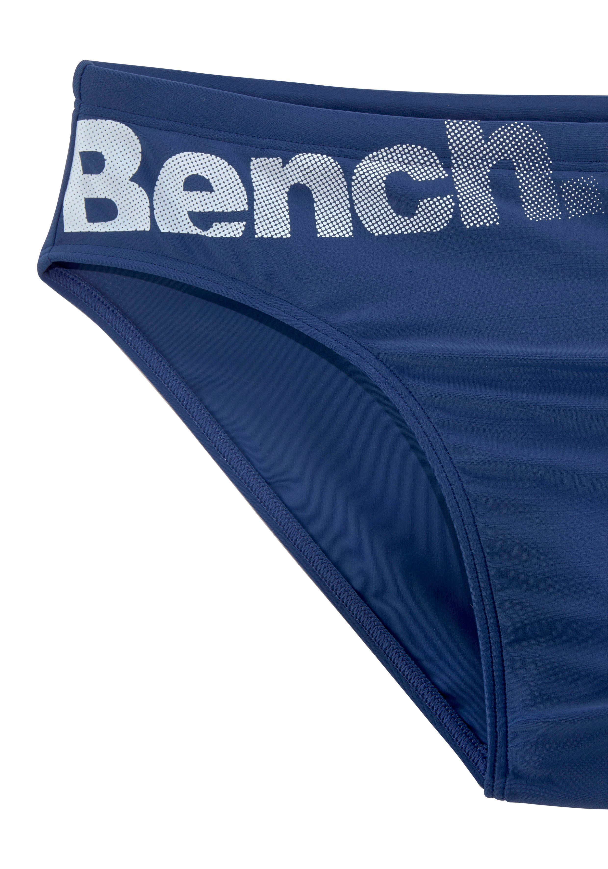 Bench. Badeslip mit Bench-Schriftzug