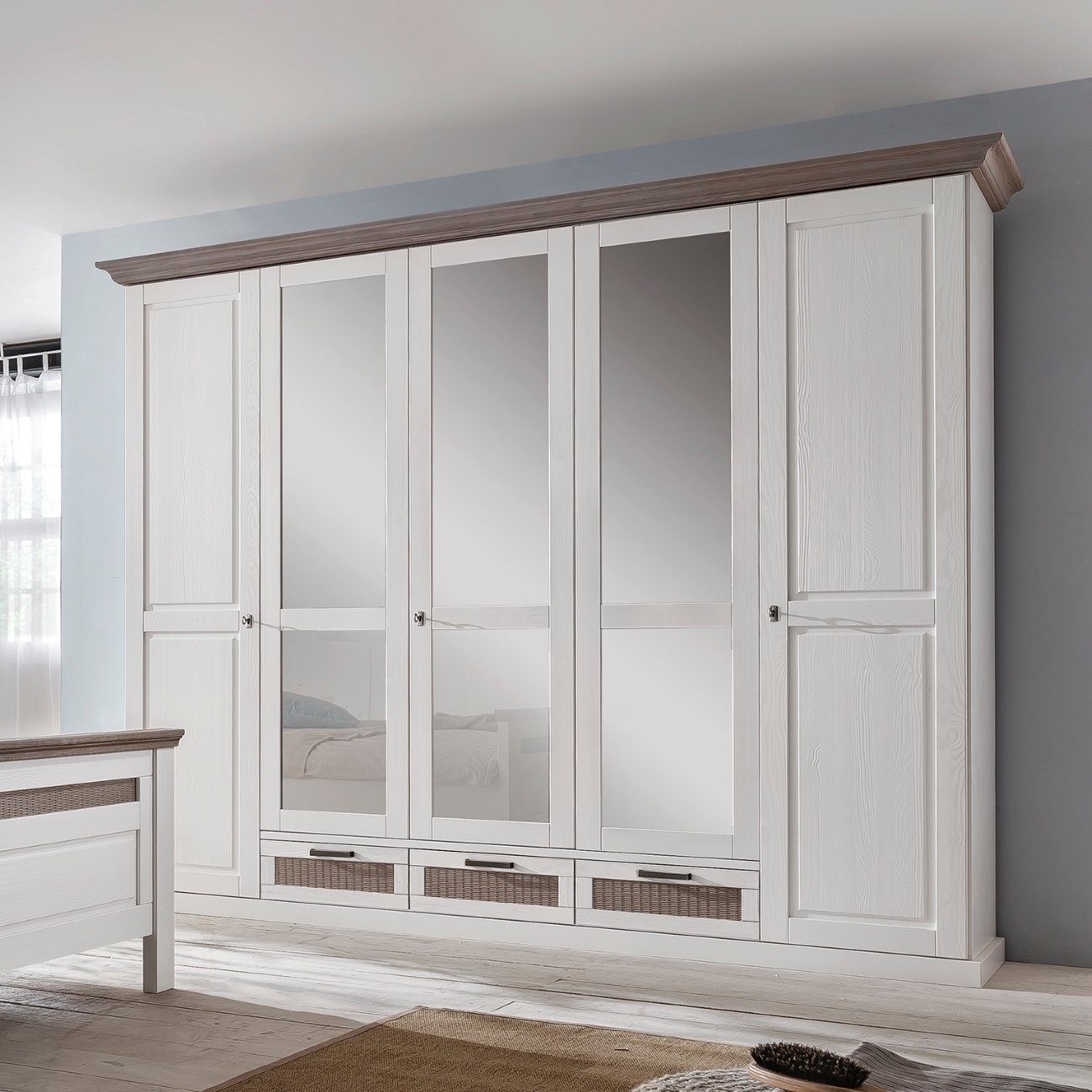 Empinio24 Kleiderschrank Locarno Breite 262 cm Pinie teil-massiv weiß