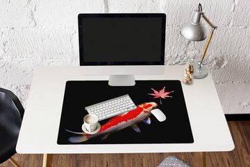MuchoWow Gaming Mauspad Ein Koi-Karpfen mit einem Ahornblatt vor einem dunklen Teich (1-St), Büro für Tastatur und Maus, Mousepad Gaming, 90x60 cm, XXL, Großes