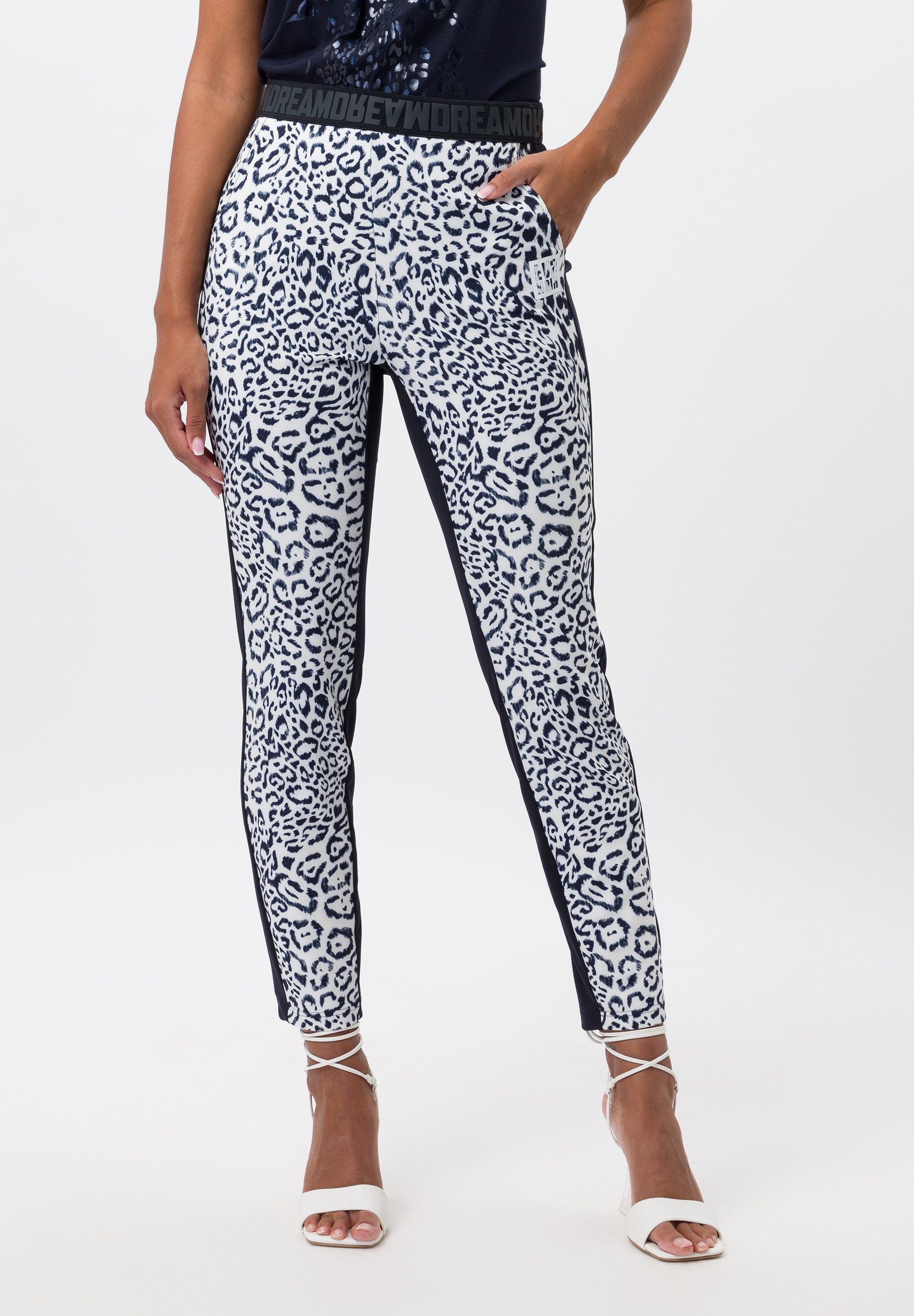 Stoffhose mit glossy Rundum-Wordingprint