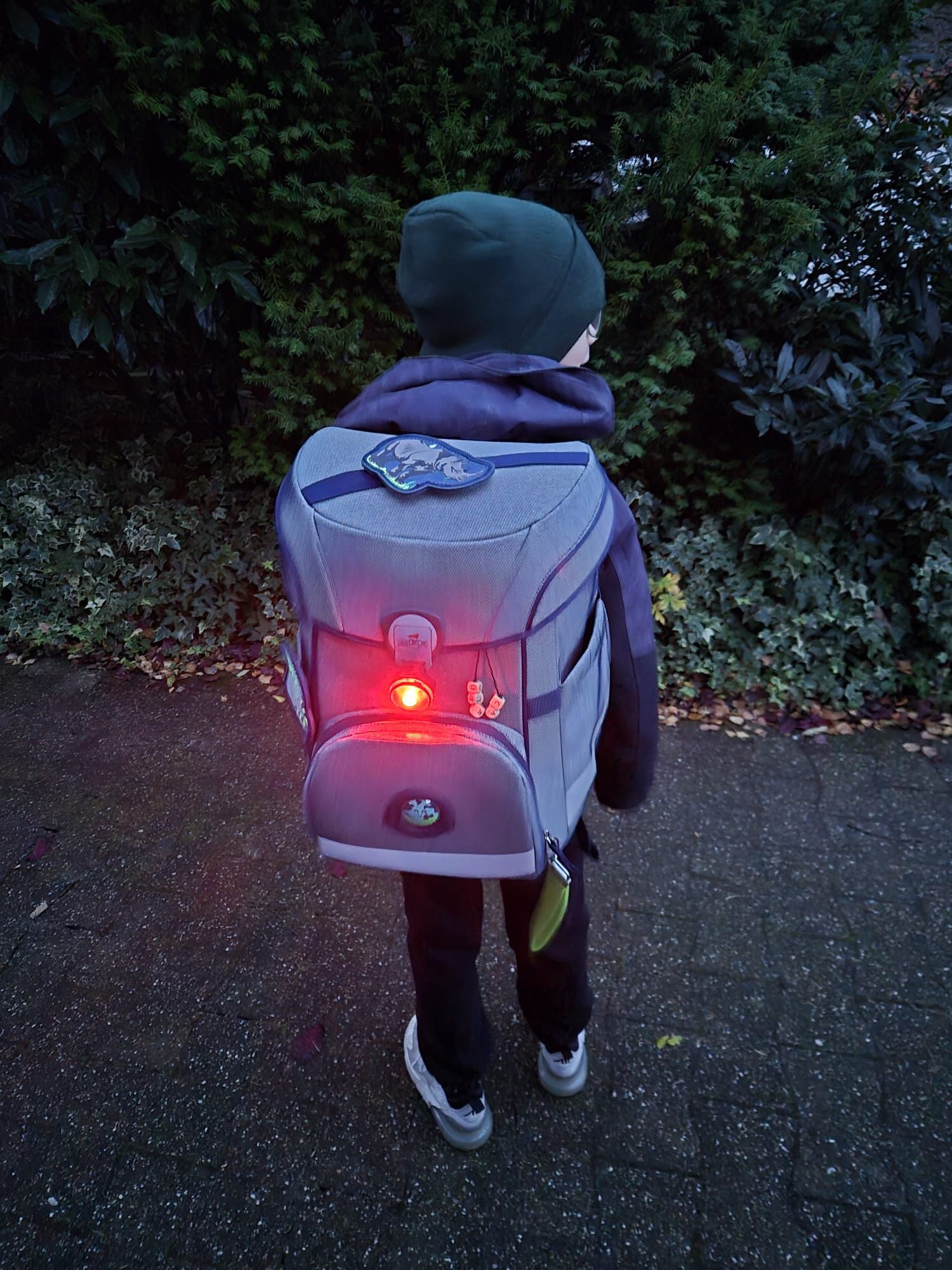 Illes-Laedchen LED Blinklicht LED Rucksack Blinklicht Schulranzen Licht USB - C wasserdicht, SOS Blinklicht für Kinder und Erwachsene - ein Licht - viele Farben