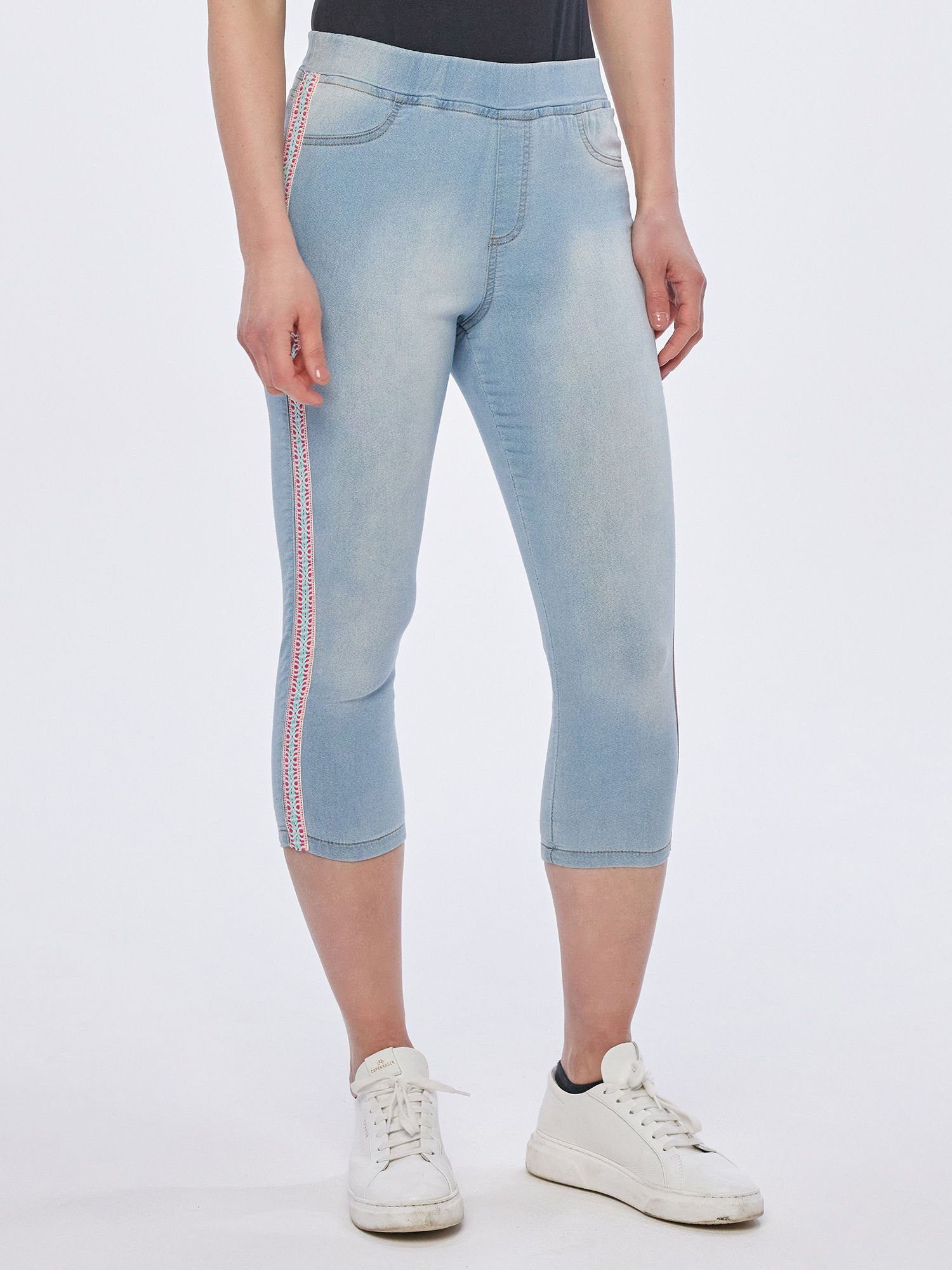 Body Needs Caprihose Sweatjeans figurbetont mit Galonstreifen