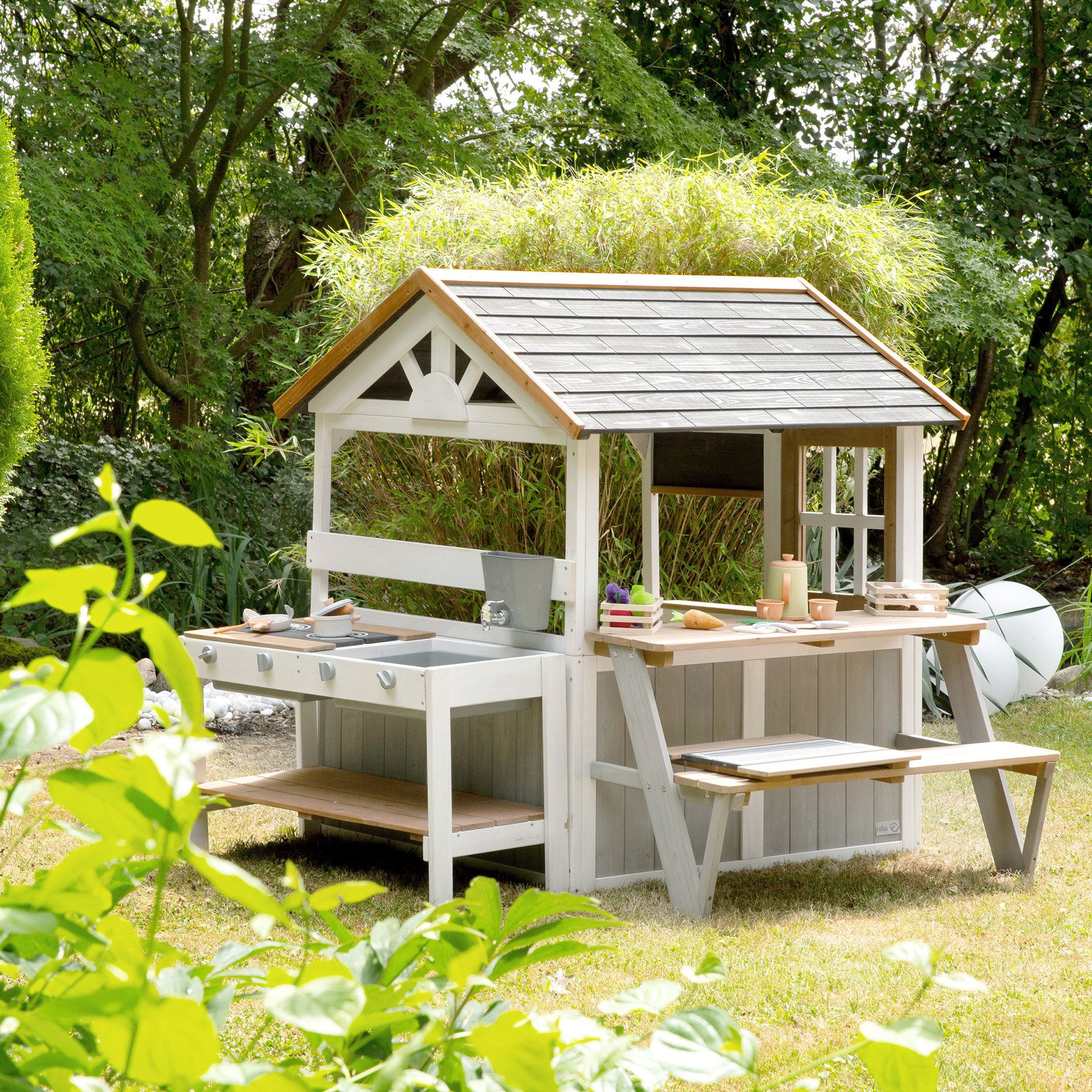 roba® Spielhaus aus Holz - Inkl. Spielküche mit Kochfeldern + Picknick-Tisch & Bank, Wetterfestes Kinderspielhaus für den Garten mit Verkaufsstand aus Holz